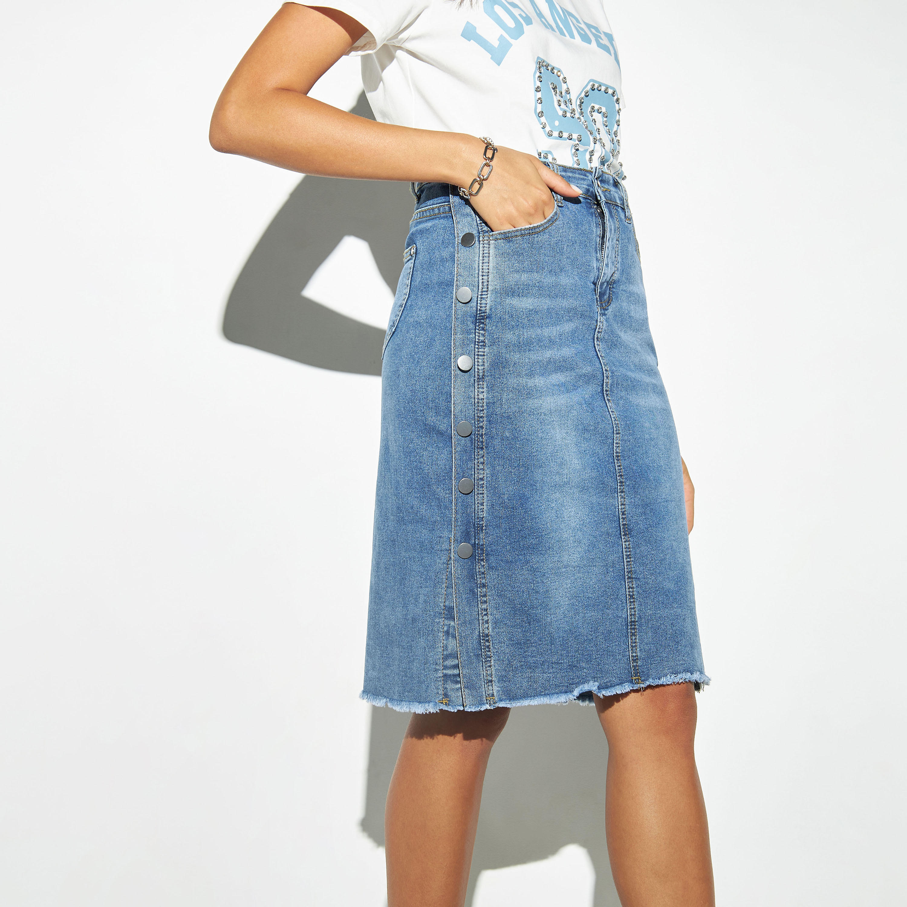 تنورة دنيم بأزرار وجيوب من توإكستريمز-women-clothing-bottoms-skirts-image-1