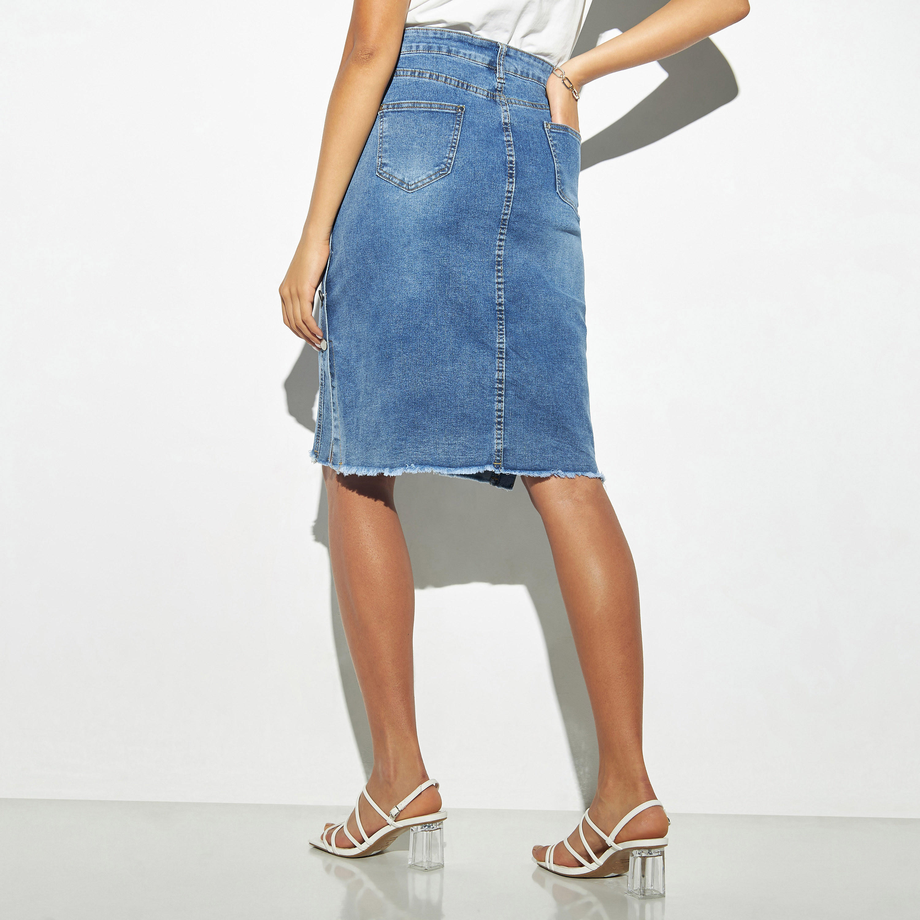 تنورة دنيم بأزرار وجيوب من توإكستريمز-women-clothing-bottoms-skirts-image-3