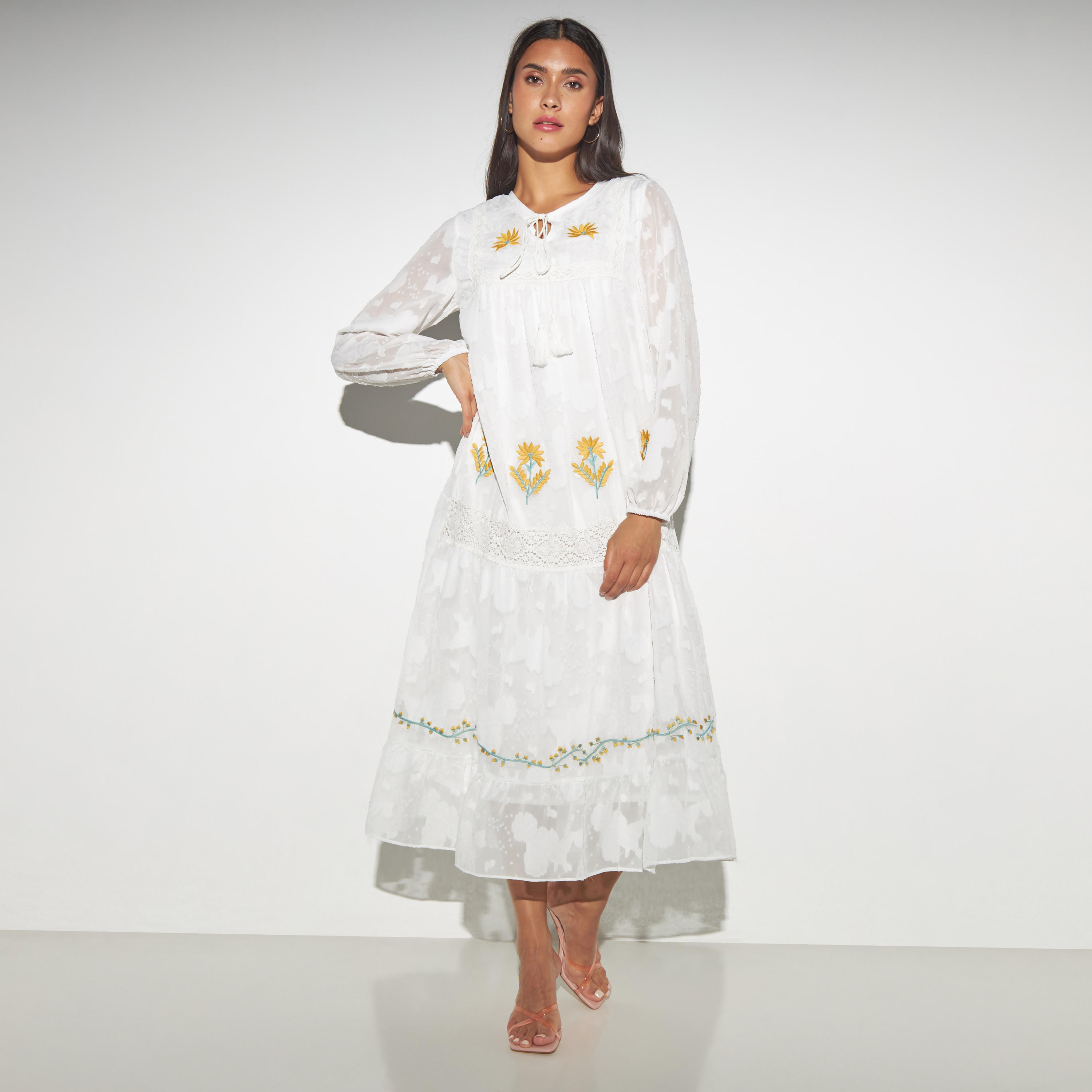 فستان مطرّز بتفاصيل دانتيل وأربطة من تو إكستريمز-women-clothing-dresses-image-1