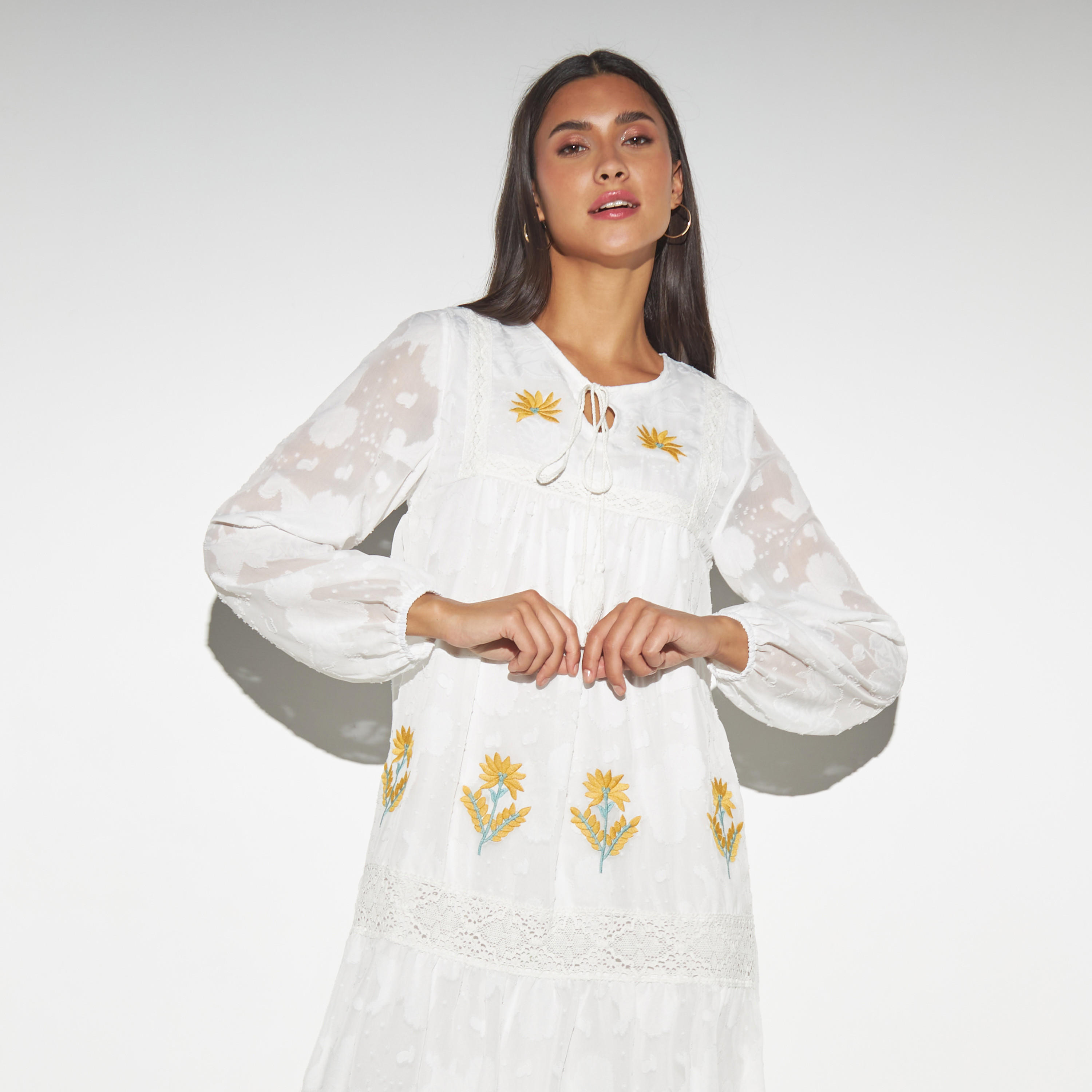 فستان مطرّز بتفاصيل دانتيل وأربطة من تو إكستريمز-women-clothing-dresses-image-2