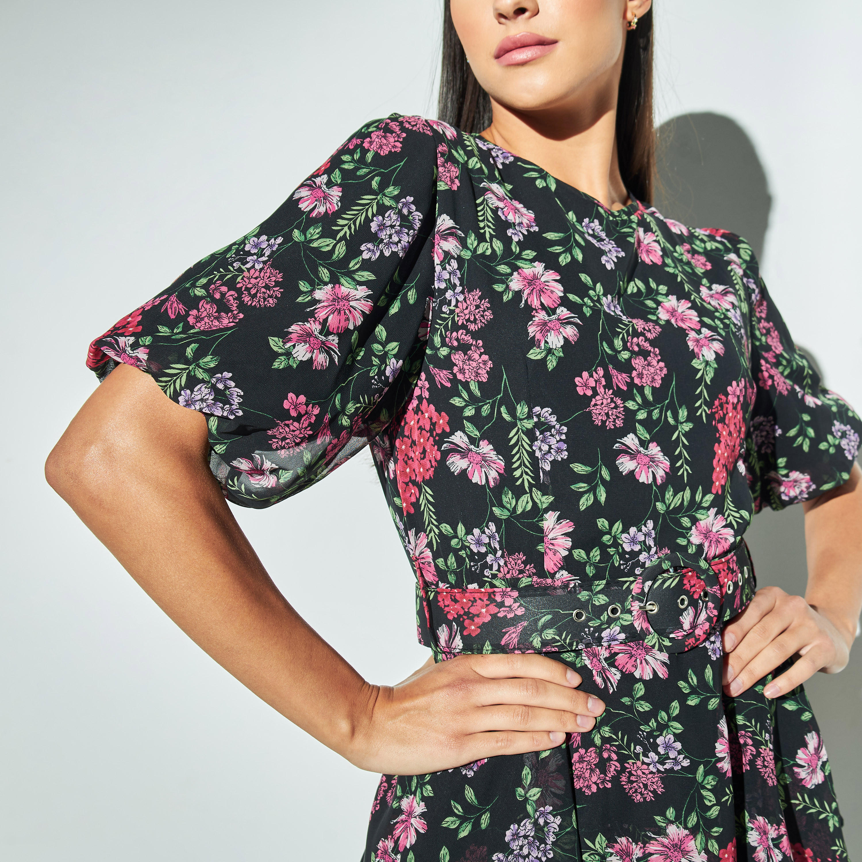 فستان بأكمام منفوخة وطبعات وحزام من توإكستريمز-women-clothing-dresses-image-3