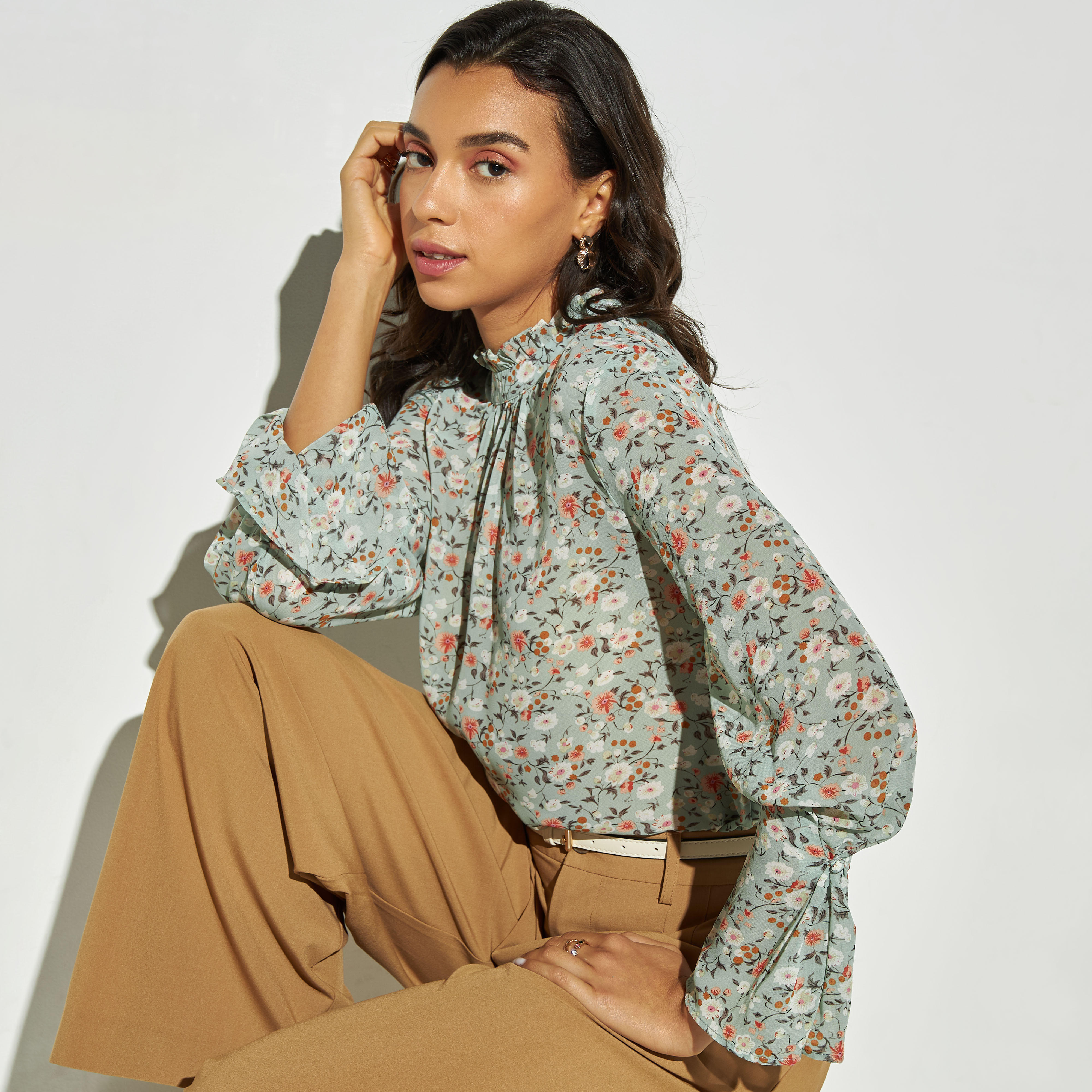 بلوزة بياقة عالية وطبعات زهور من تو إكستريمز-women-clothing-shirtsandblouses-blouses-image-1