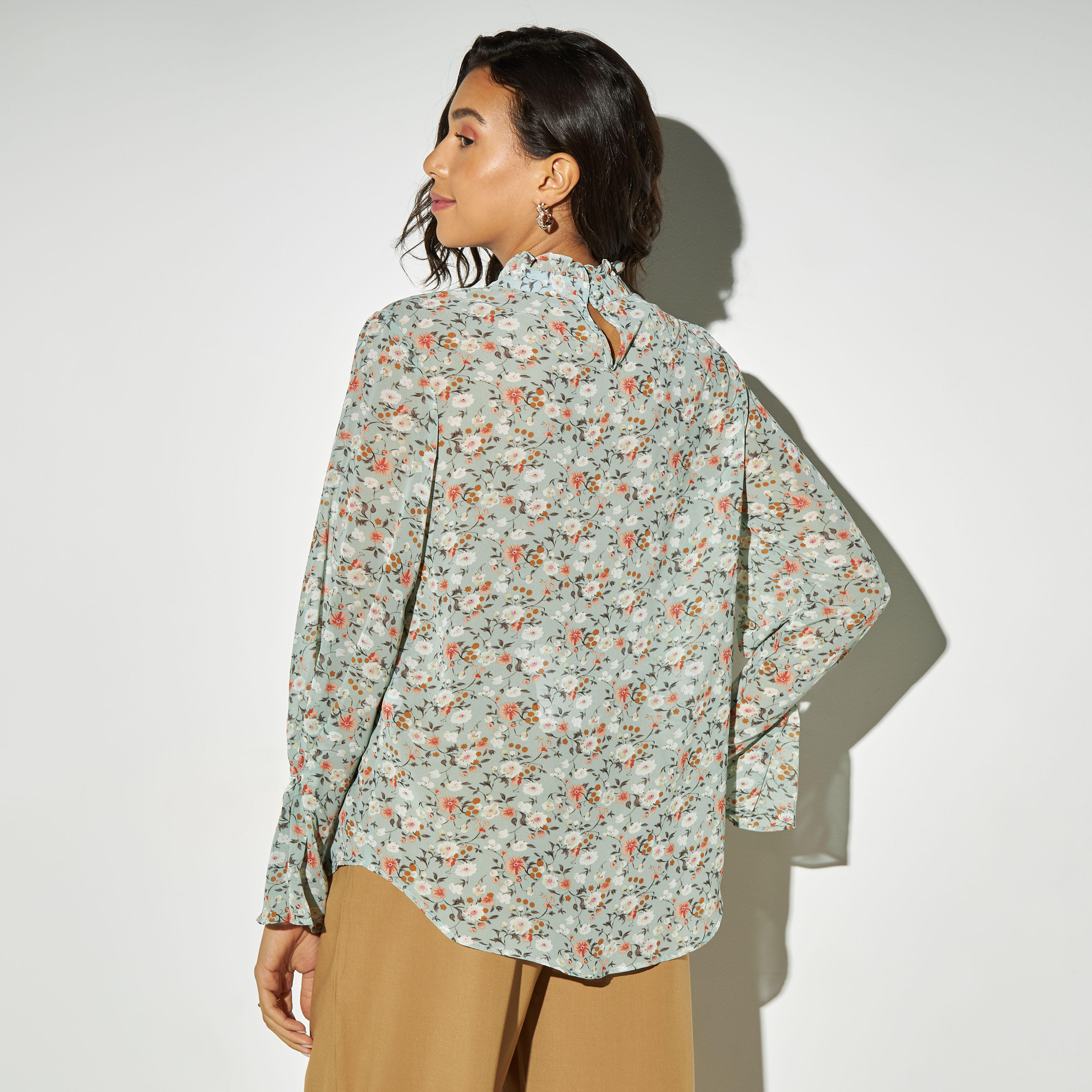 بلوزة بياقة عالية وطبعات زهور من تو إكستريمز-women-clothing-shirtsandblouses-blouses-image-3
