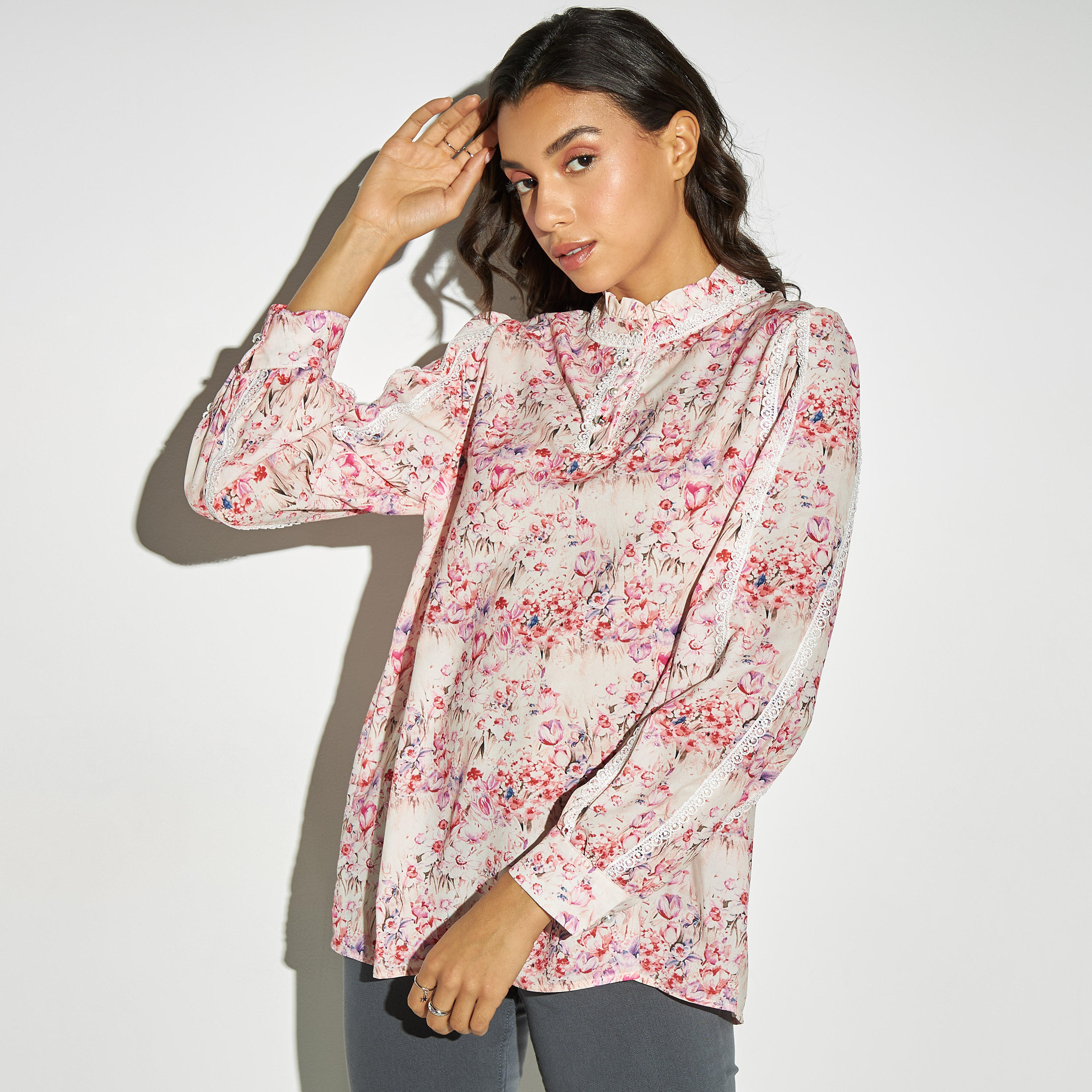 بلوزة بياقة عالية وطبعات زهور وتفاصيل دانتيل من تو إكستريمز-women-clothing-shirtsandblouses-blouses-image-1