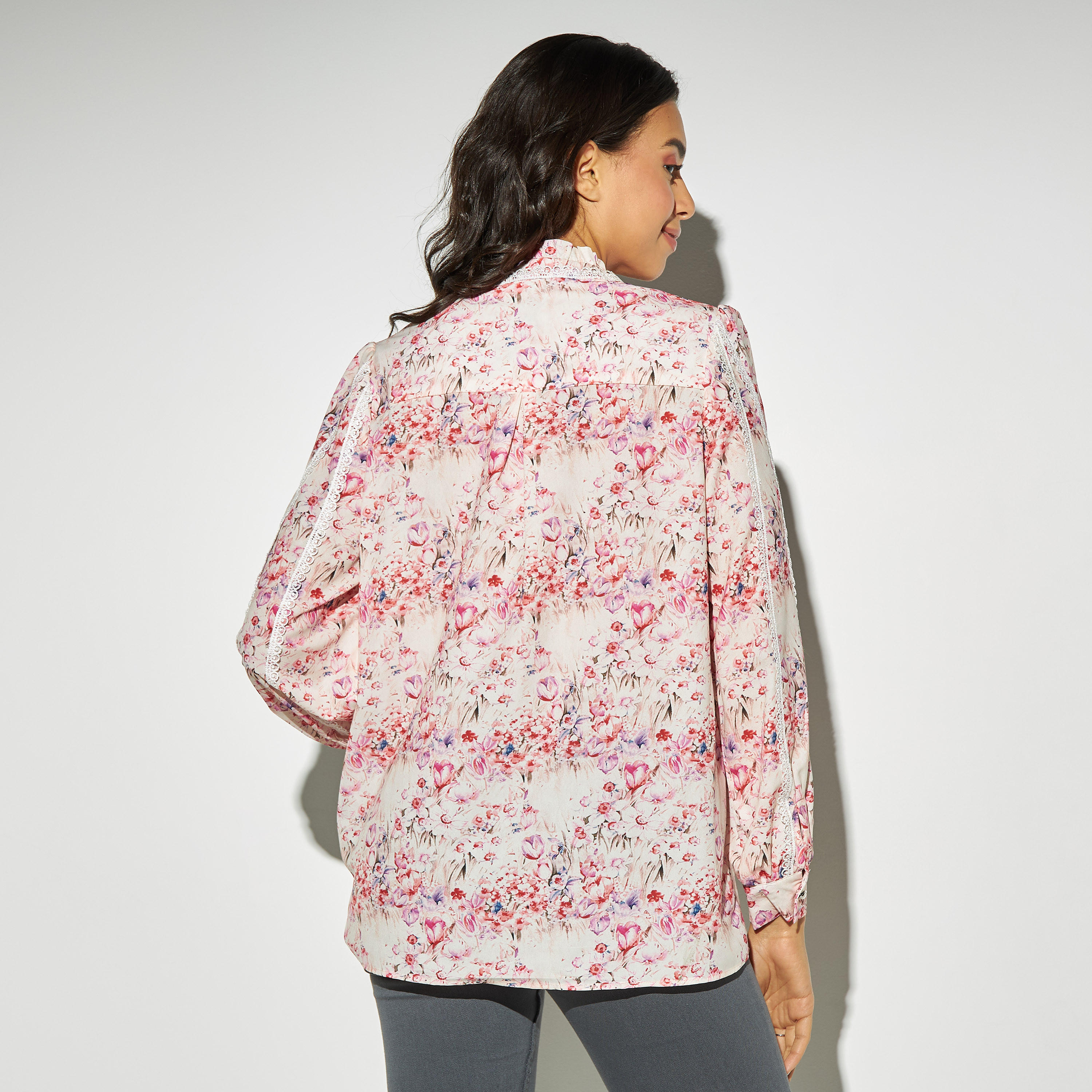 بلوزة بياقة عالية وطبعات زهور وتفاصيل دانتيل من تو إكستريمز-women-clothing-shirtsandblouses-blouses-image-3