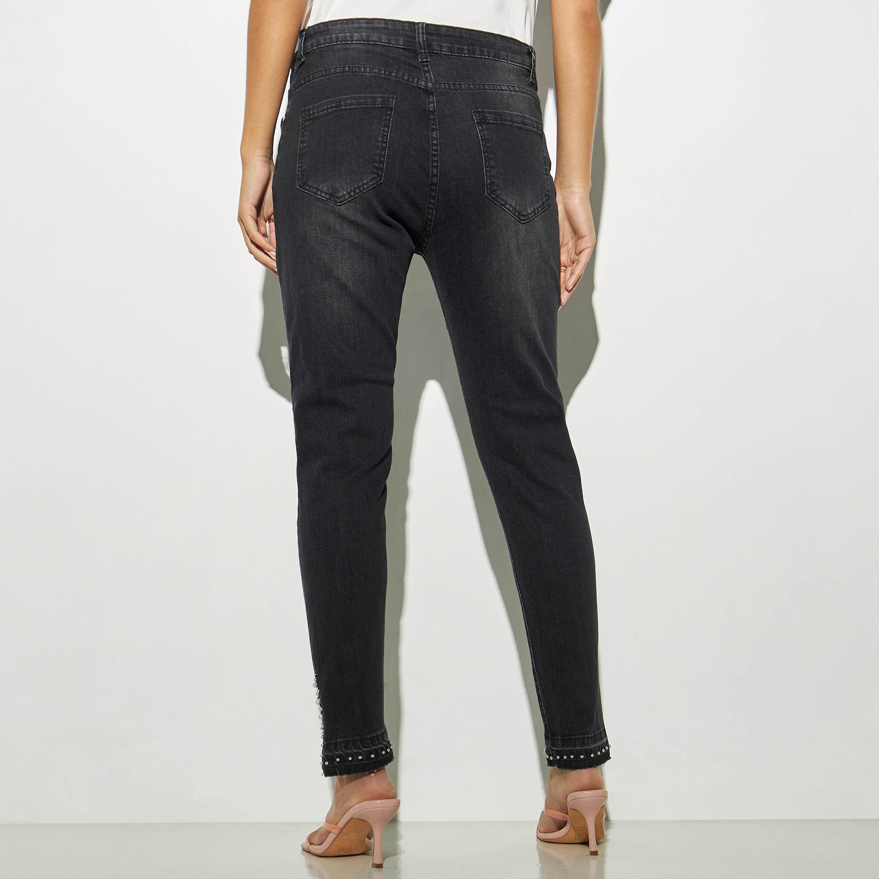 بنطلون جينز مزين بجيوب وحلقات حزام من تو إكستريمز-women-clothing-bottoms-jeans-image-3