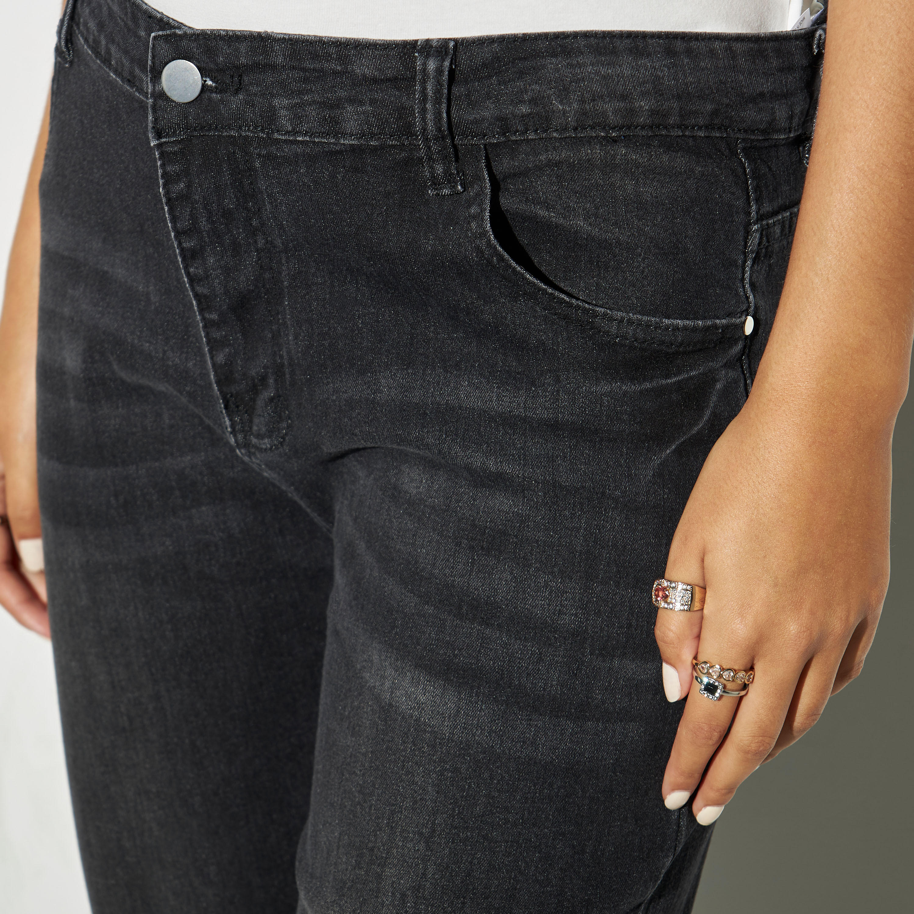 بنطلون جينز مزين بجيوب وحلقات حزام من تو إكستريمز-women-clothing-bottoms-jeans-image-4