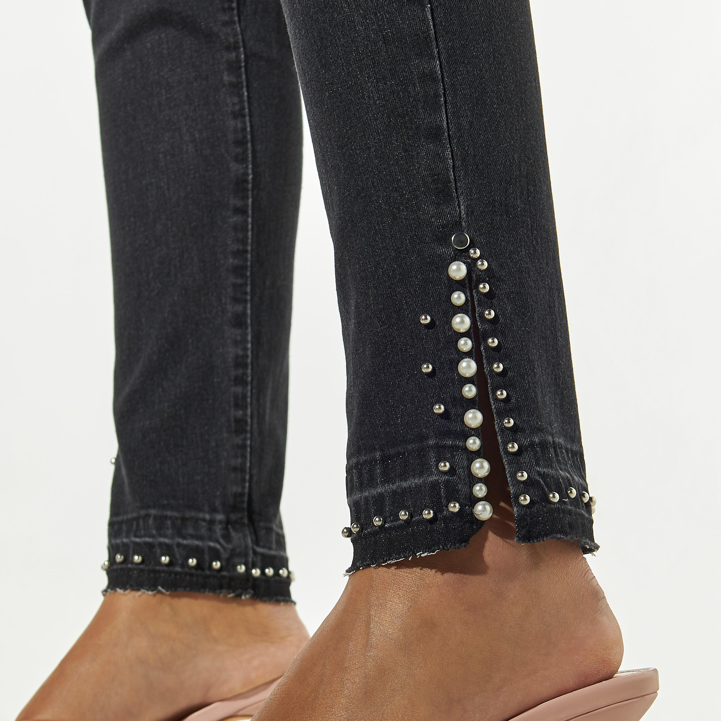 بنطلون جينز مزين بجيوب وحلقات حزام من تو إكستريمز-women-clothing-bottoms-jeans-image-5