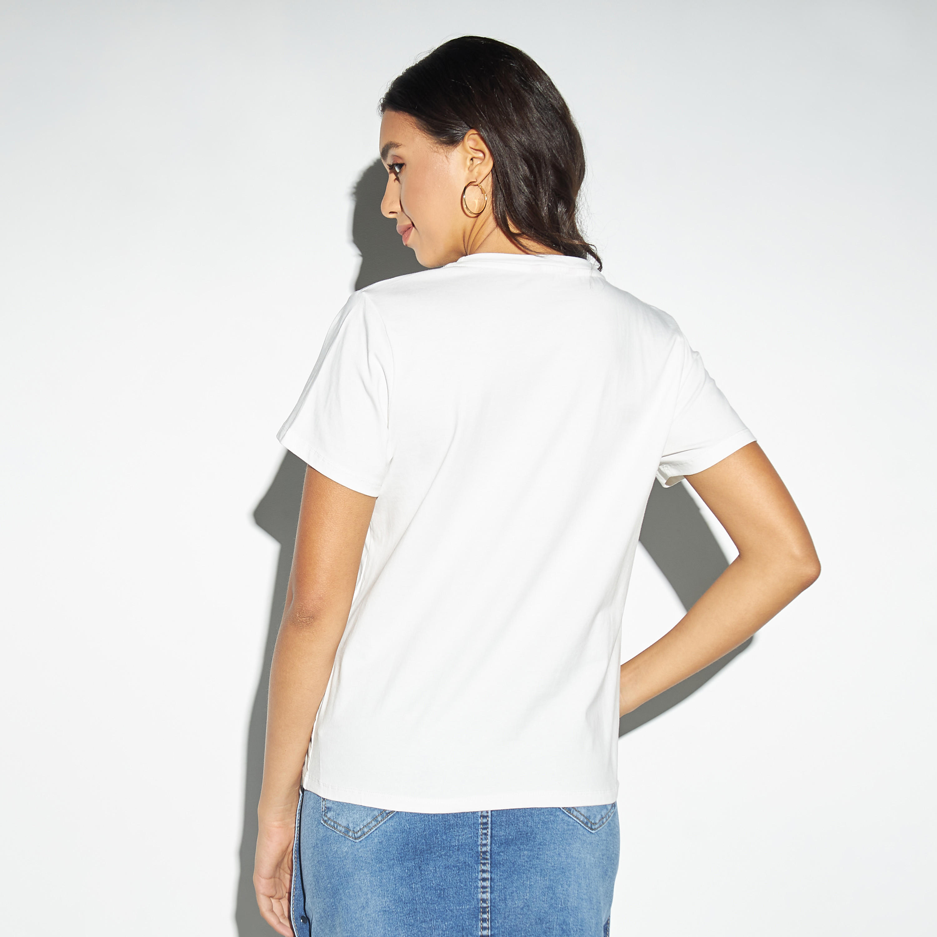 تيشيرت بياقة ضيقة وأكمام قصيرة وتزيينات جرافيك من تو إكستريمز-women-clothing-tshirts-image-3