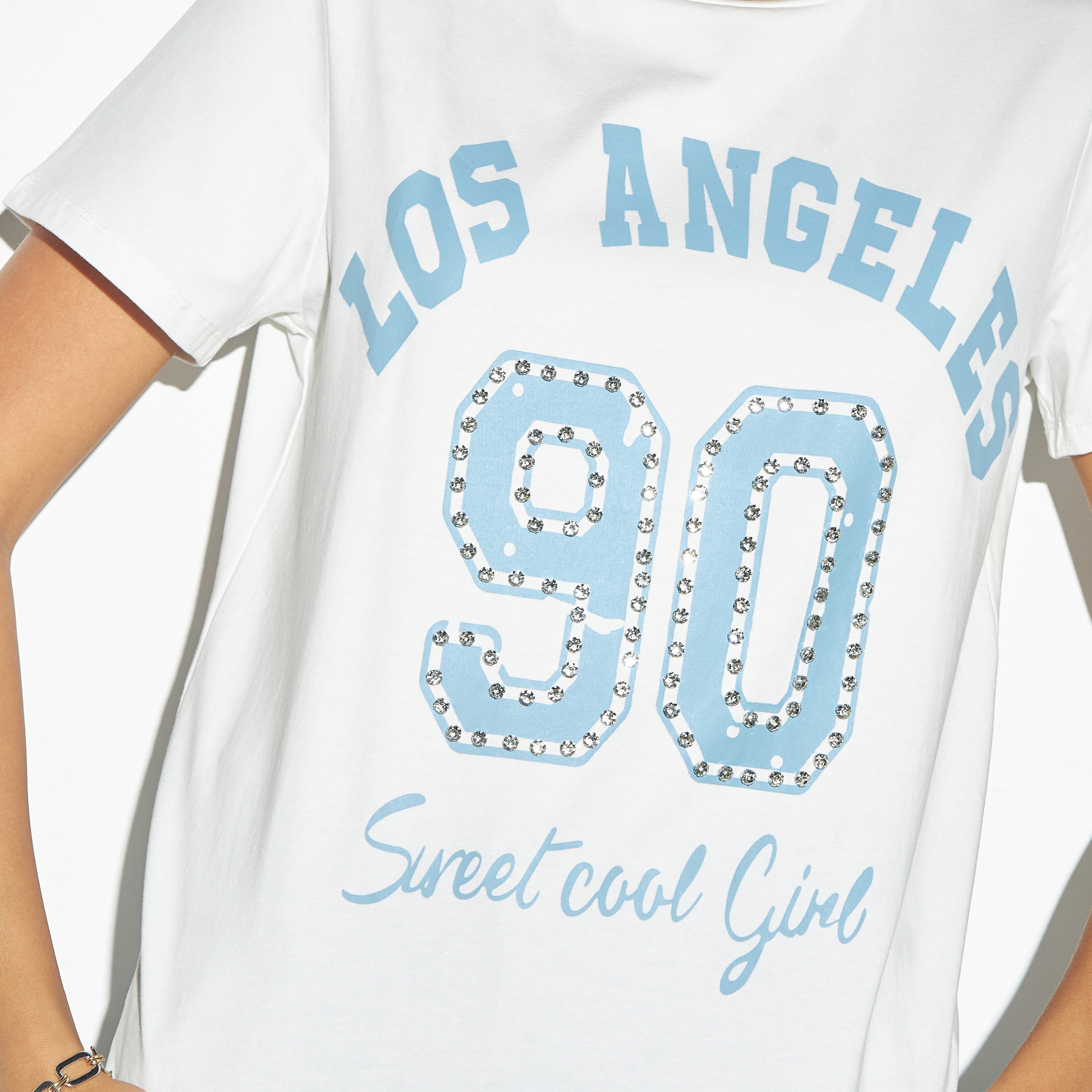 تيشيرت بياقة ضيقة وأكمام قصيرة وتزيينات جرافيك من تو إكستريمز-women-clothing-tshirts-image-4