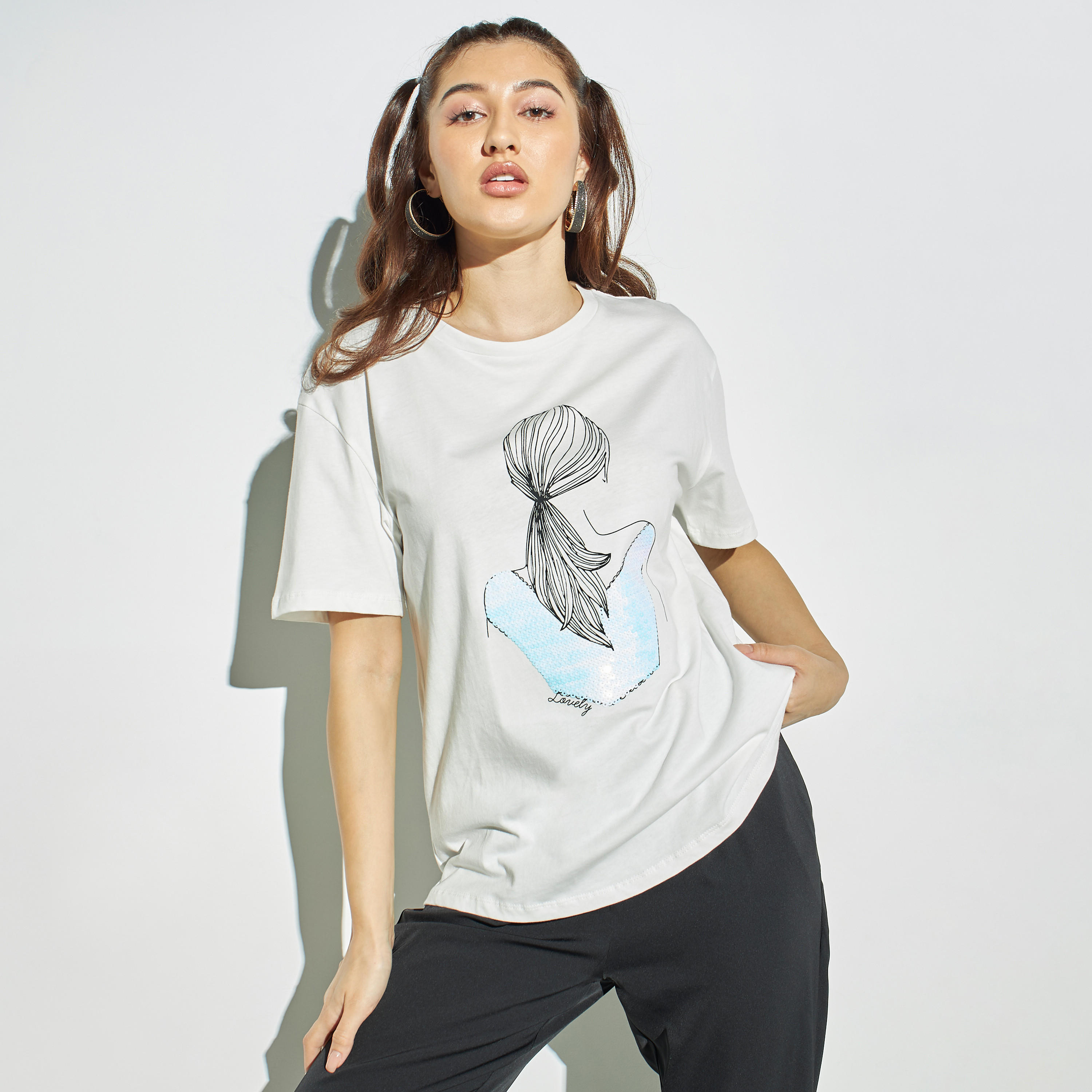 تيشيرت مزيّن بياقة ضيّقة وأكمام بأكتاف منسدلة من تو إكستريمز-women-clothing-tshirts-image-1