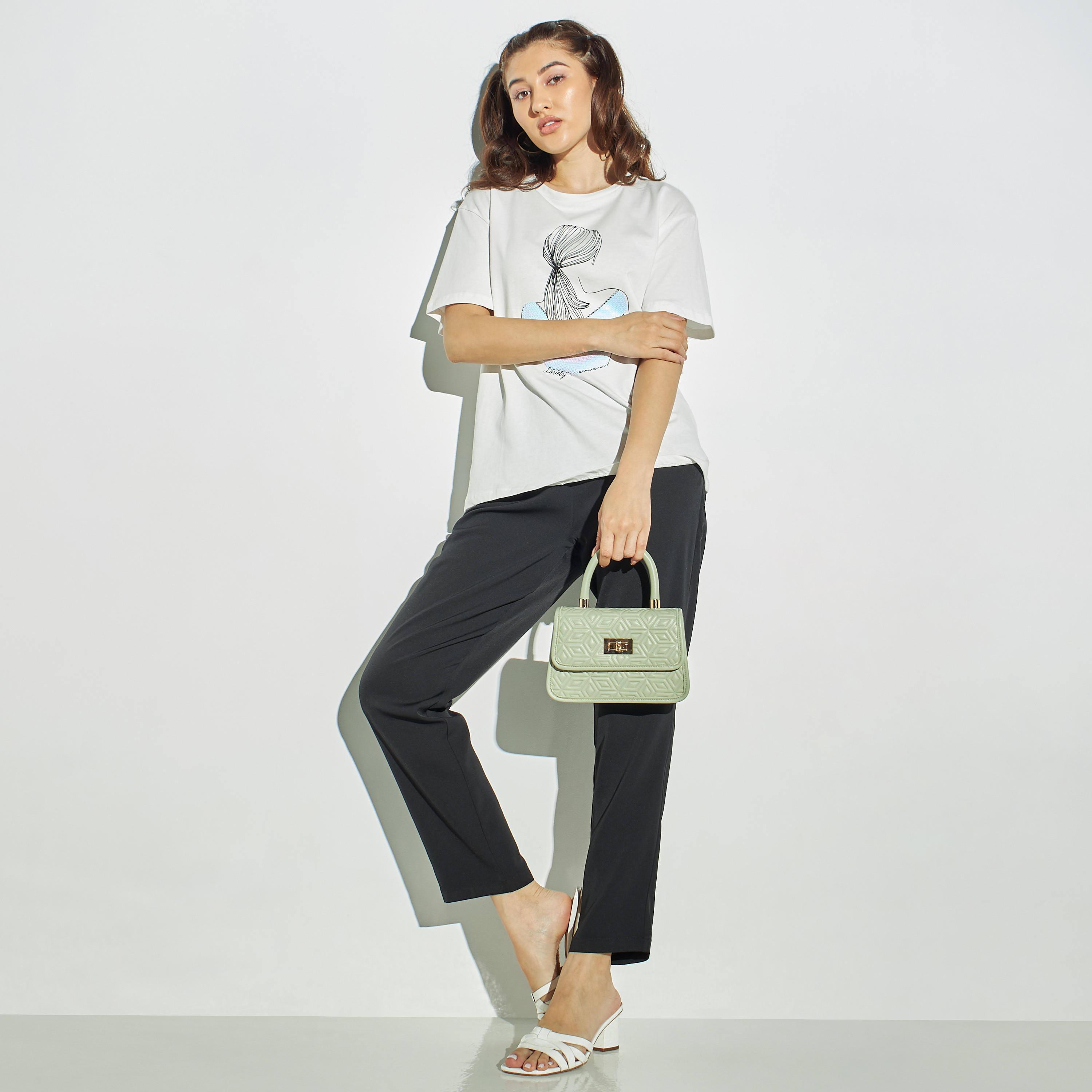 تيشيرت مزيّن بياقة ضيّقة وأكمام بأكتاف منسدلة من تو إكستريمز-women-clothing-tshirts-image-2