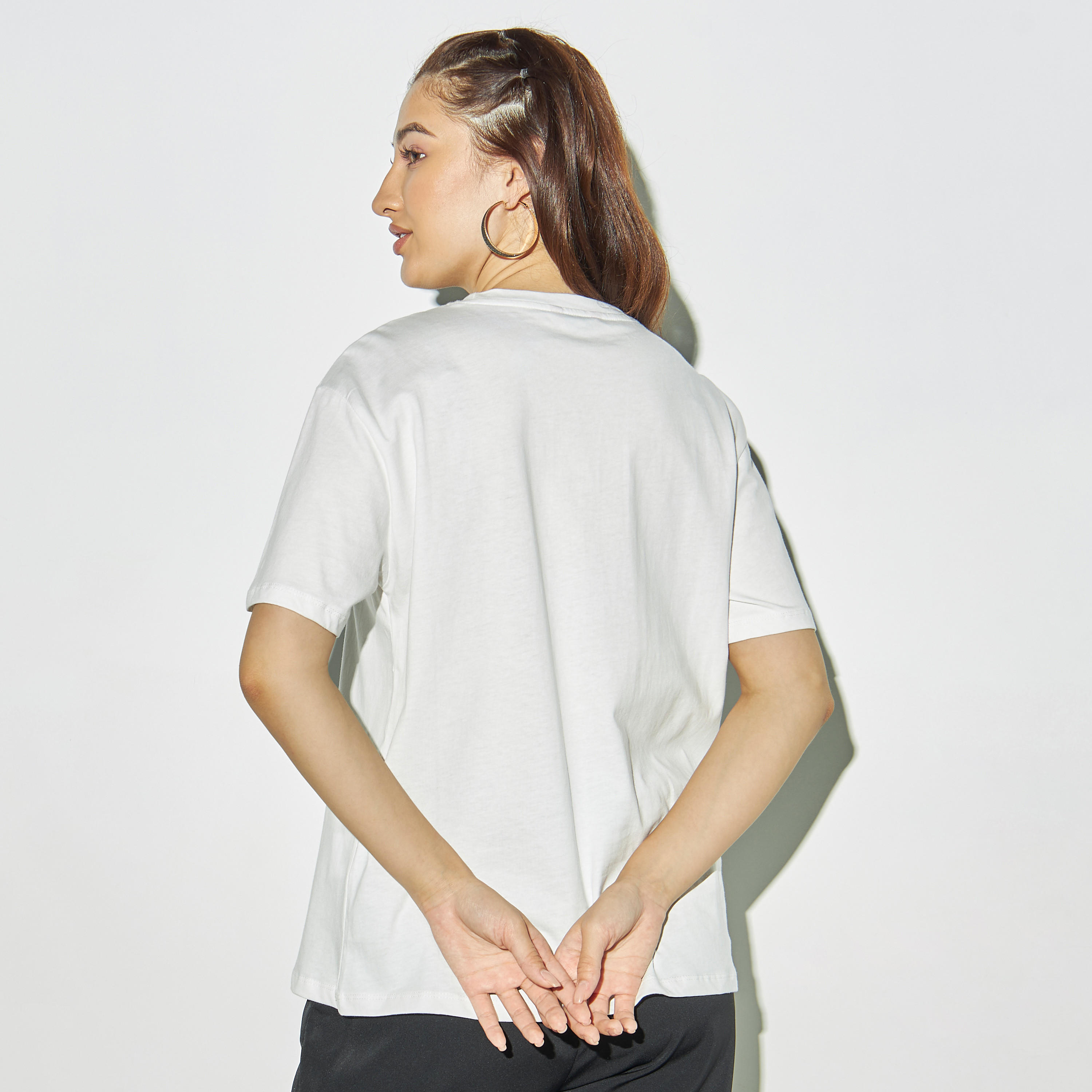 تيشيرت مزيّن بياقة ضيّقة وأكمام بأكتاف منسدلة من تو إكستريمز-women-clothing-tshirts-image-3