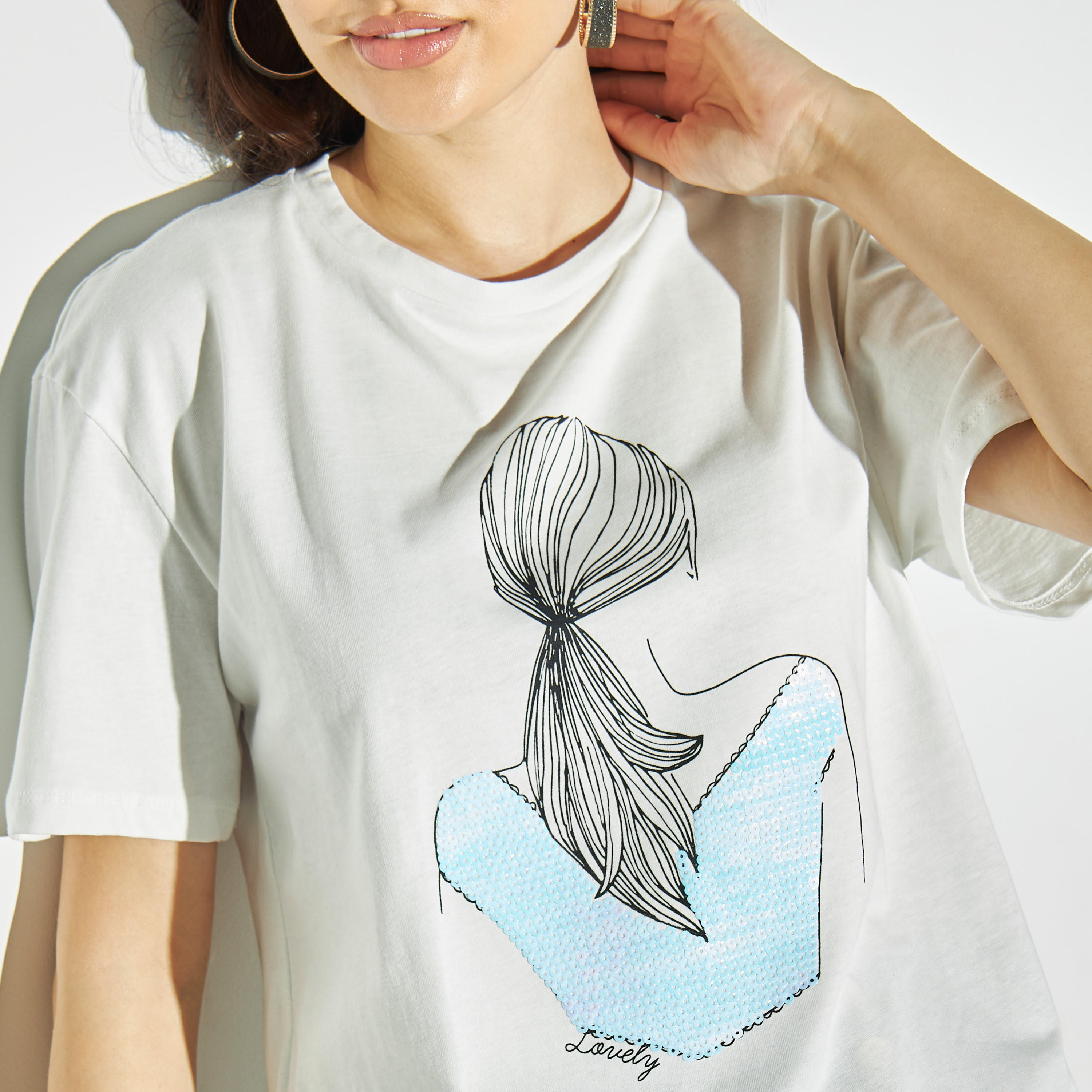 تيشيرت مزيّن بياقة ضيّقة وأكمام بأكتاف منسدلة من تو إكستريمز-women-clothing-tshirts-image-4