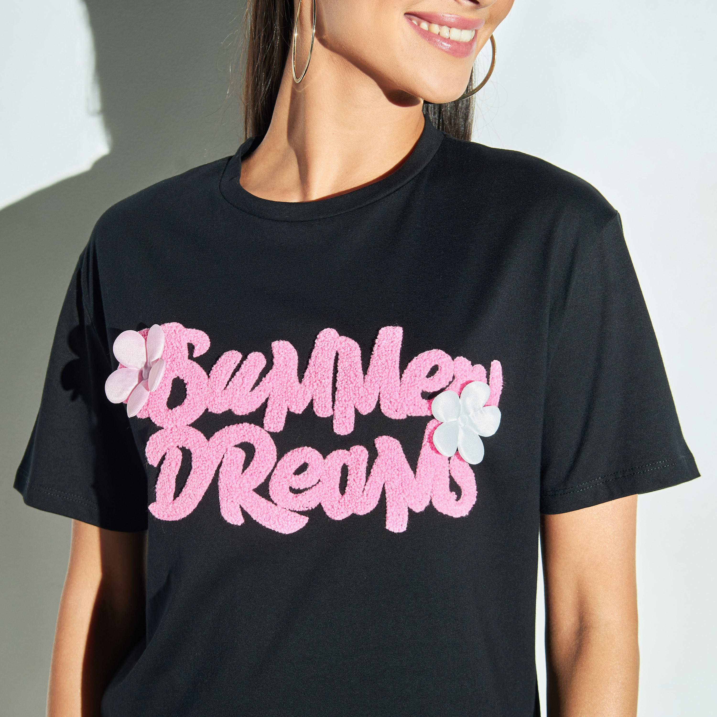 تيشيرت مزيّن بياقة ضيقة وأكمام قصيرة من تو إكستريمز-women-clothing-tshirts-image-3