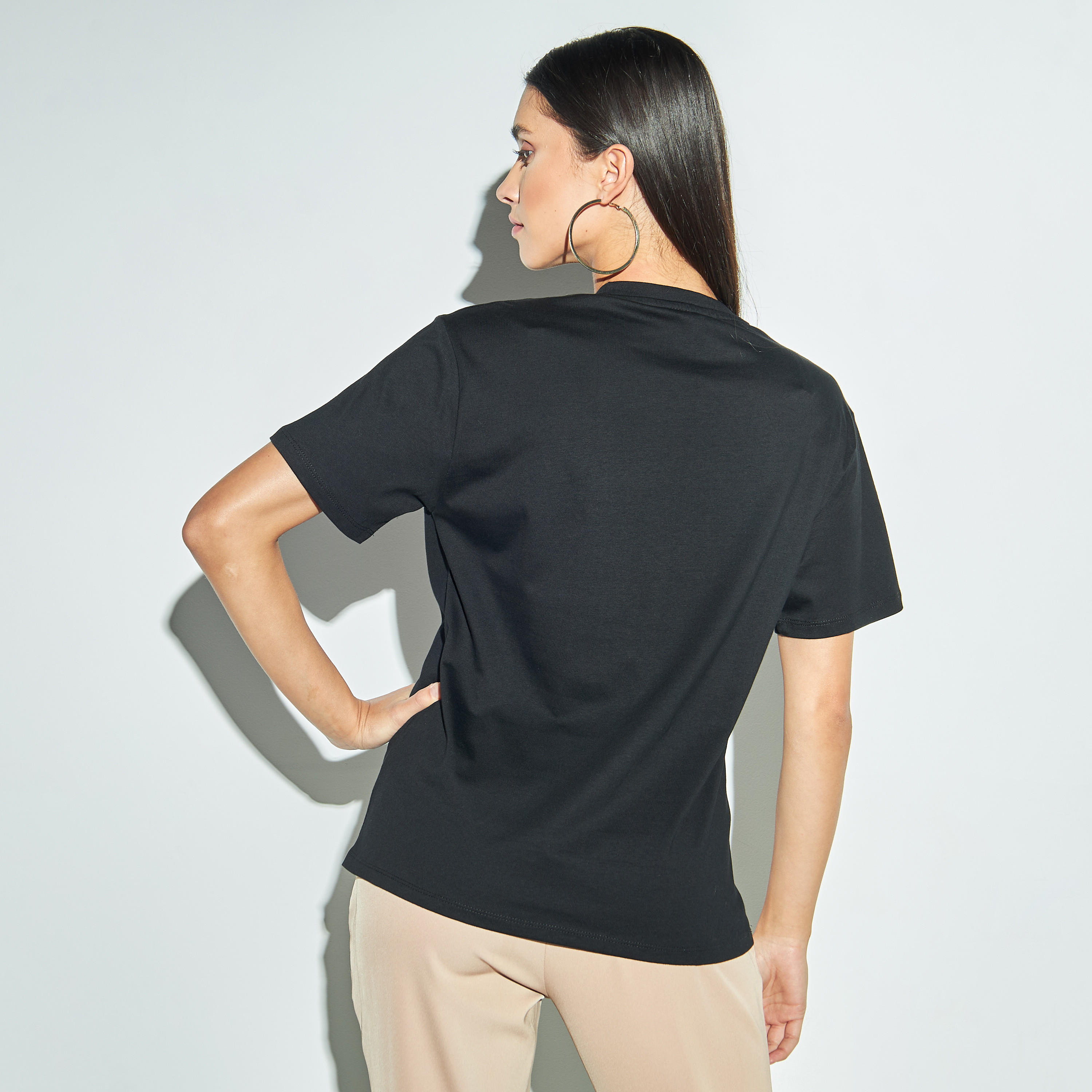 تيشيرت مزيّن بياقة ضيقة وأكمام قصيرة من تو إكستريمز-women-clothing-tshirts-image-4