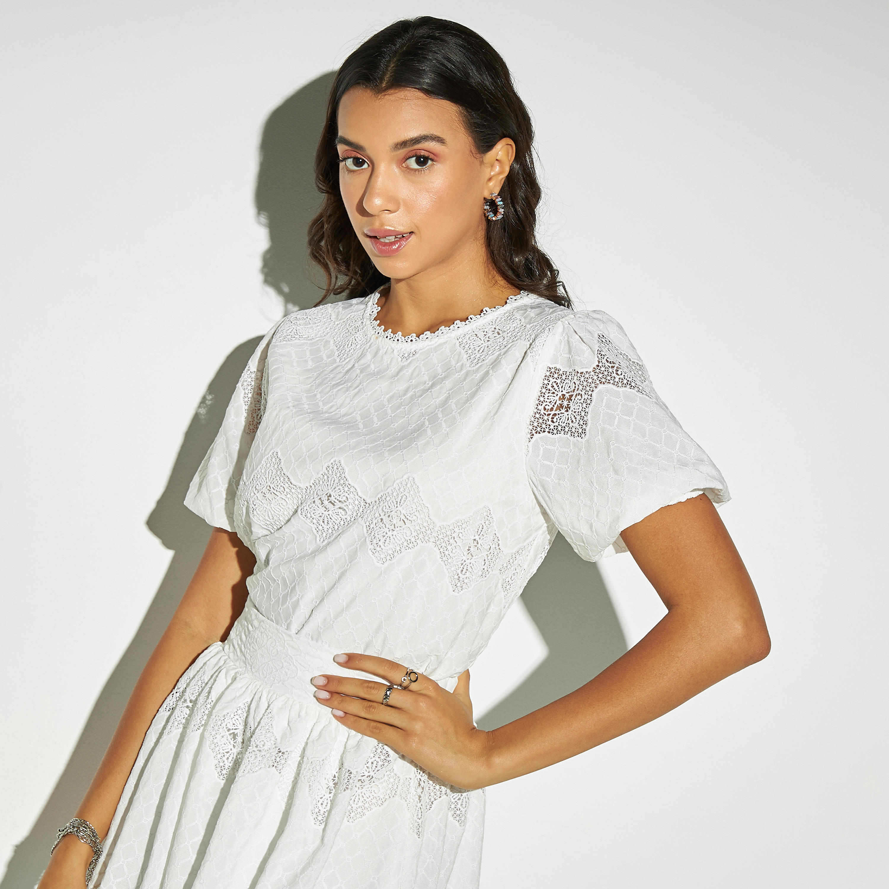 بلوزة بياقة مستديرة وأكمام بالون وتفاصيل دانتيل من توإكستريمز-women-clothing-shirtsandblouses-blouses-image-1