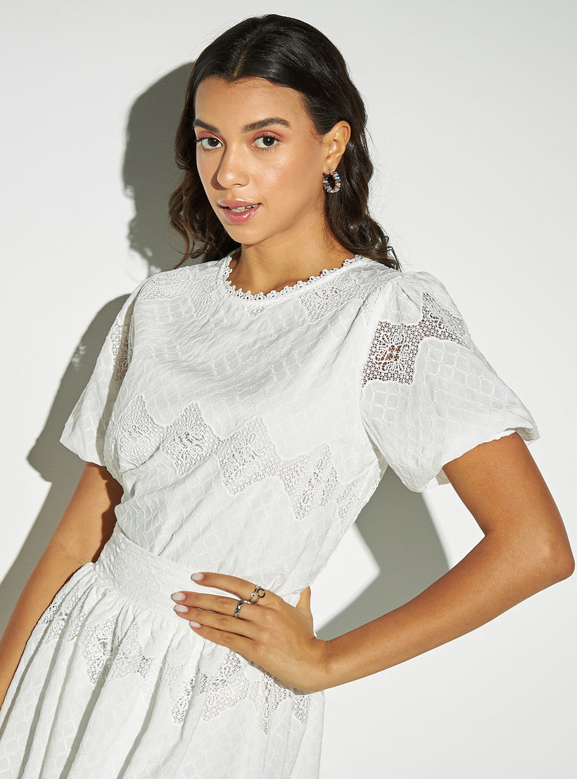 بلوزة بياقة مستديرة وأكمام بالون وتفاصيل دانتيل من توإكستريمز-women-clothing-shirtsandblouses-blouses-image-1