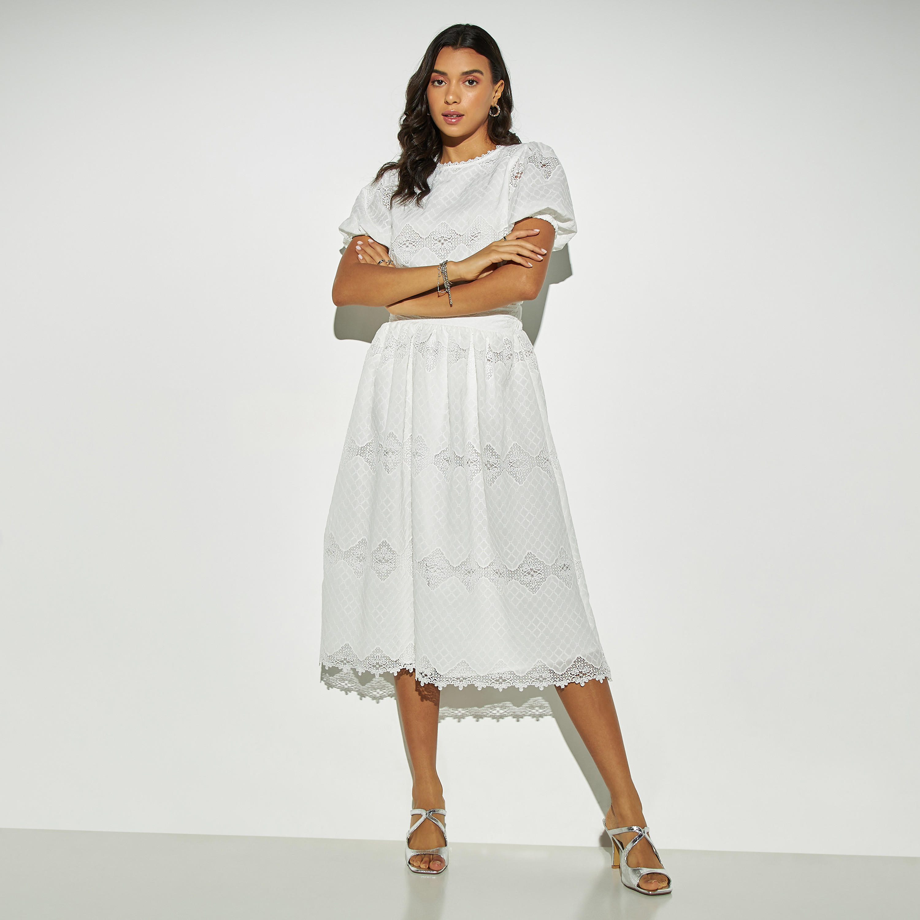 بلوزة بياقة مستديرة وأكمام بالون وتفاصيل دانتيل من توإكستريمز-women-clothing-shirtsandblouses-blouses-image-2