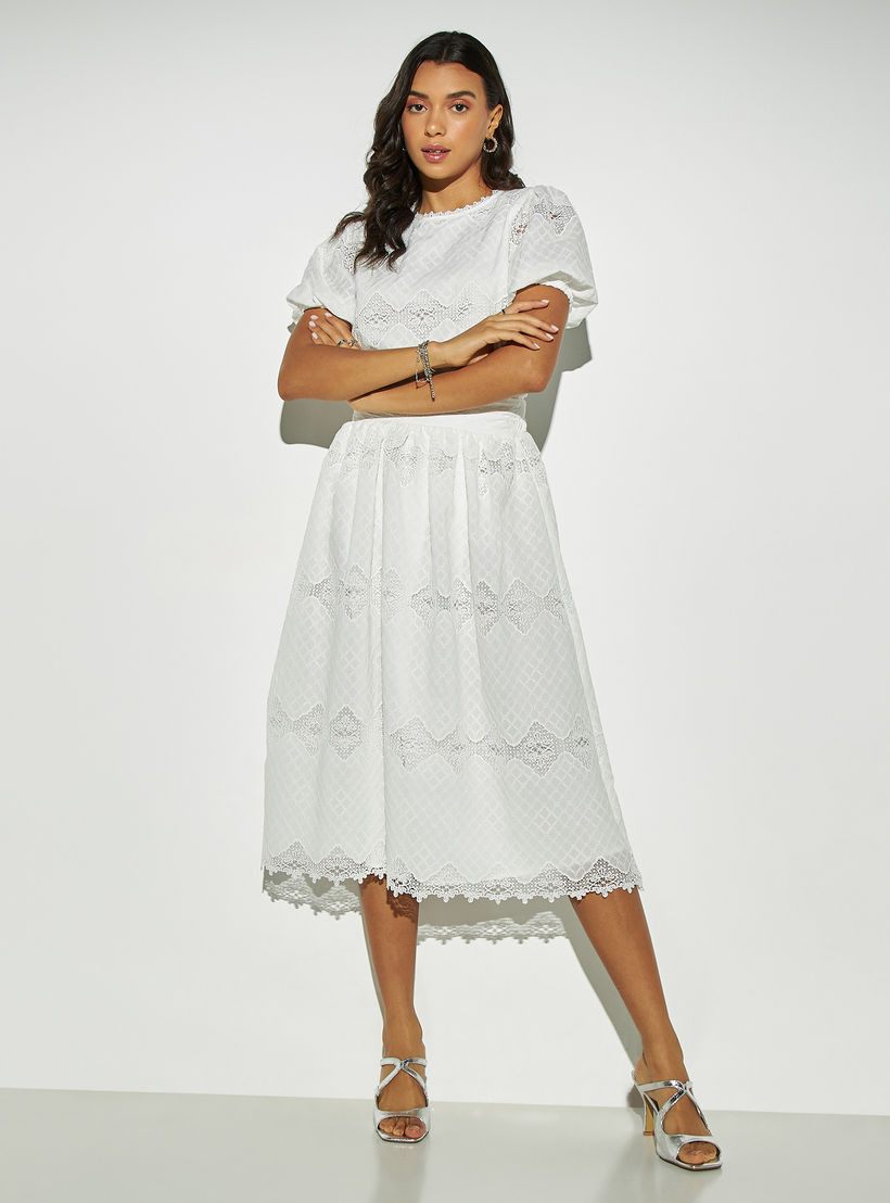 بلوزة بياقة مستديرة وأكمام بالون وتفاصيل دانتيل من توإكستريمز-women-clothing-shirtsandblouses-blouses-image-2