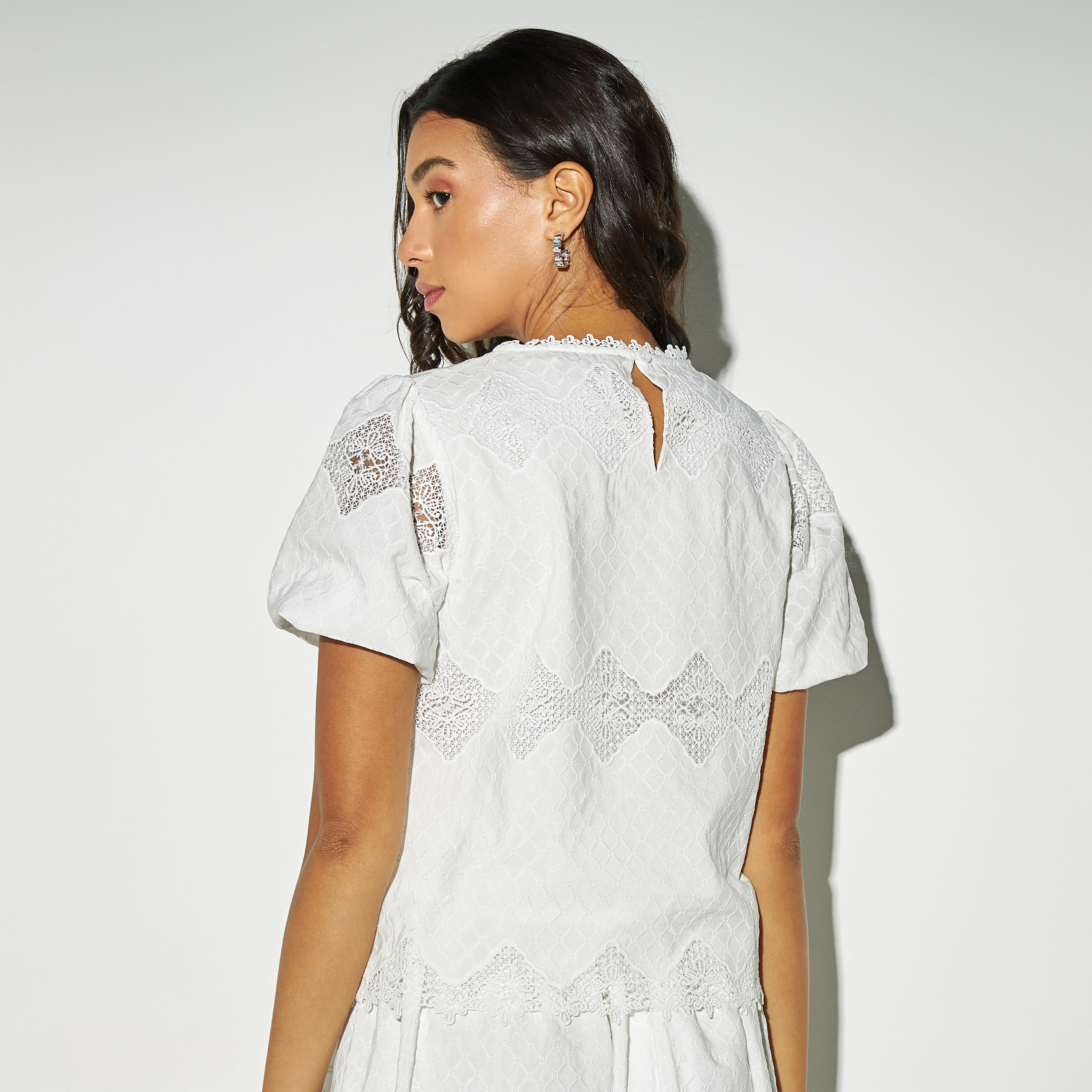 بلوزة بياقة مستديرة وأكمام بالون وتفاصيل دانتيل من توإكستريمز-women-clothing-shirtsandblouses-blouses-image-3