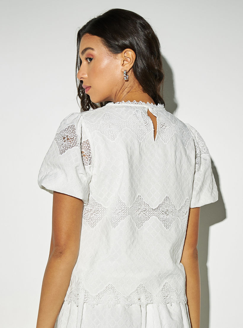 بلوزة بياقة مستديرة وأكمام بالون وتفاصيل دانتيل من توإكستريمز-women-clothing-shirtsandblouses-blouses-image-3