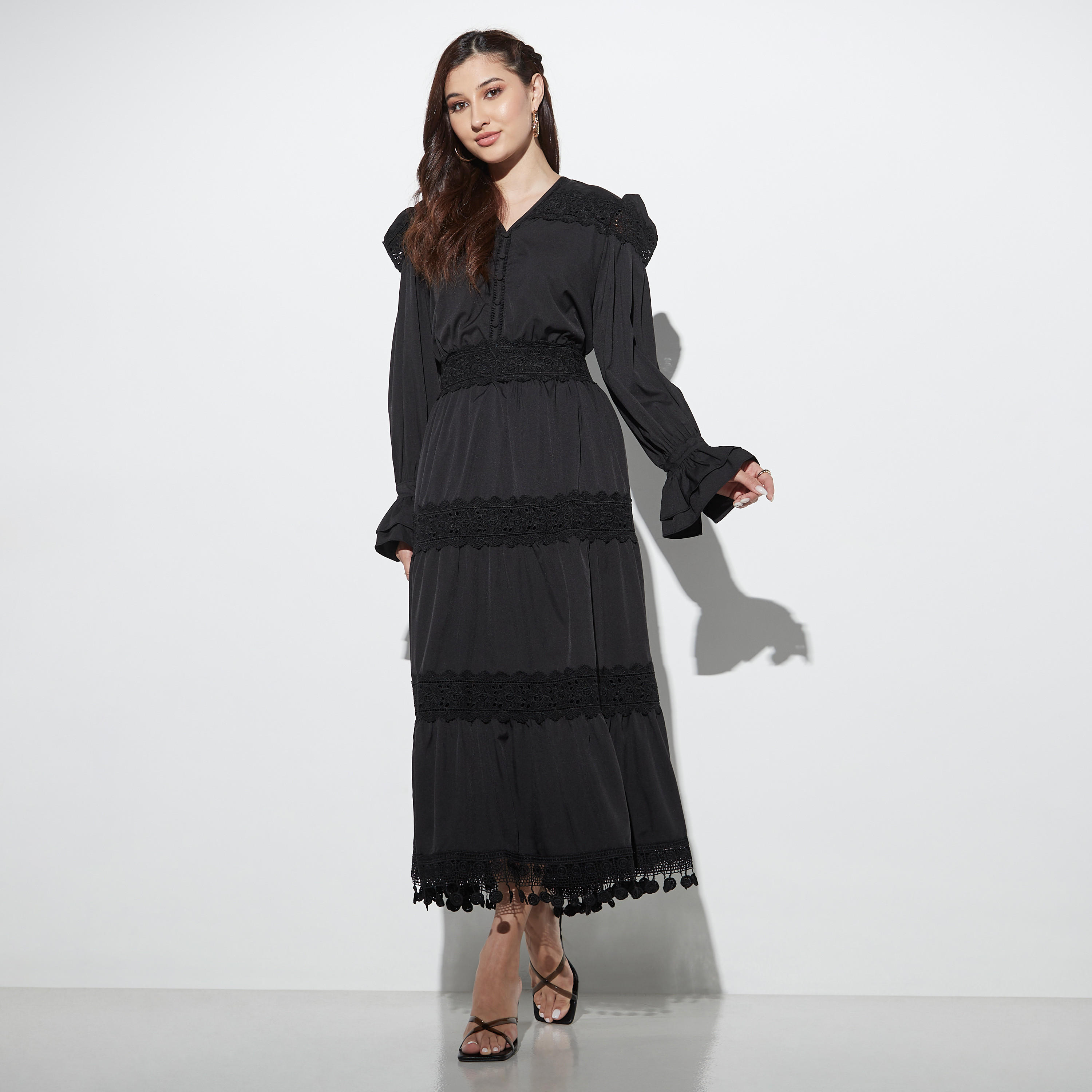 فستان ميدي متعدد الطبقات بأكمام طويلة وياقة V وتفاصيل دانتيل من تو إكستريمز-women-clothing-dresses-image-1