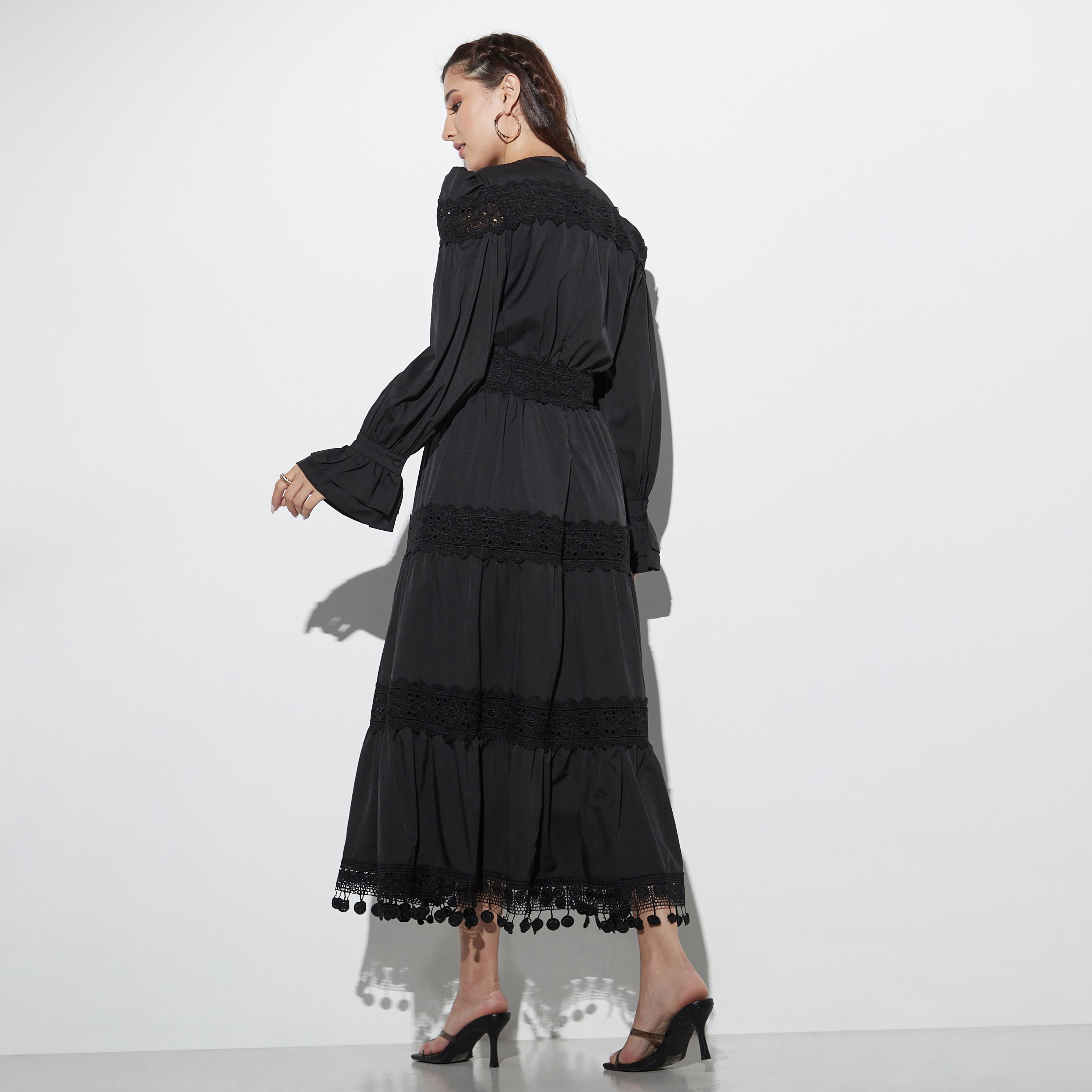 فستان ميدي متعدد الطبقات بأكمام طويلة وياقة V وتفاصيل دانتيل من تو إكستريمز-women-clothing-dresses-image-3