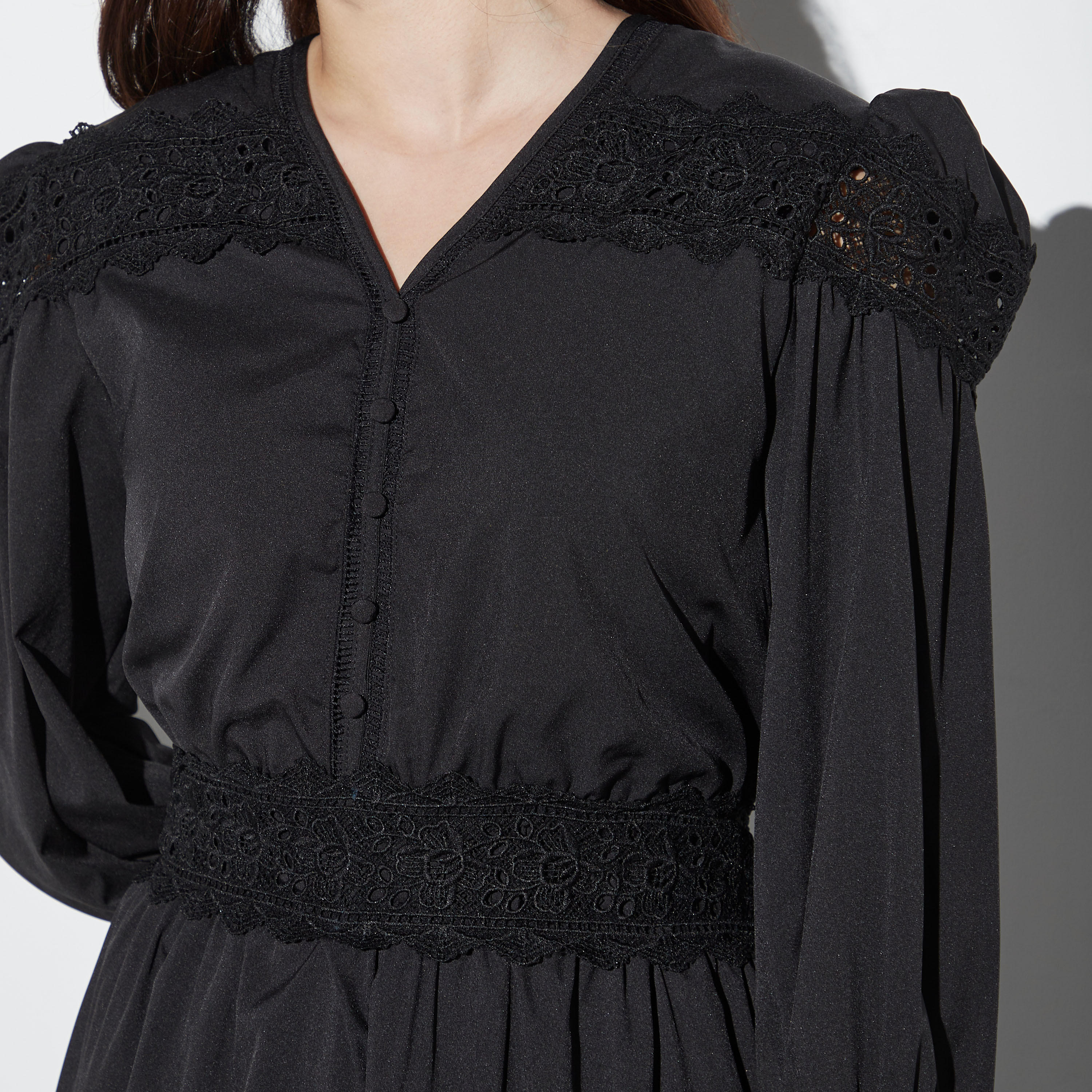 فستان ميدي متعدد الطبقات بأكمام طويلة وياقة V وتفاصيل دانتيل من تو إكستريمز-women-clothing-dresses-image-4
