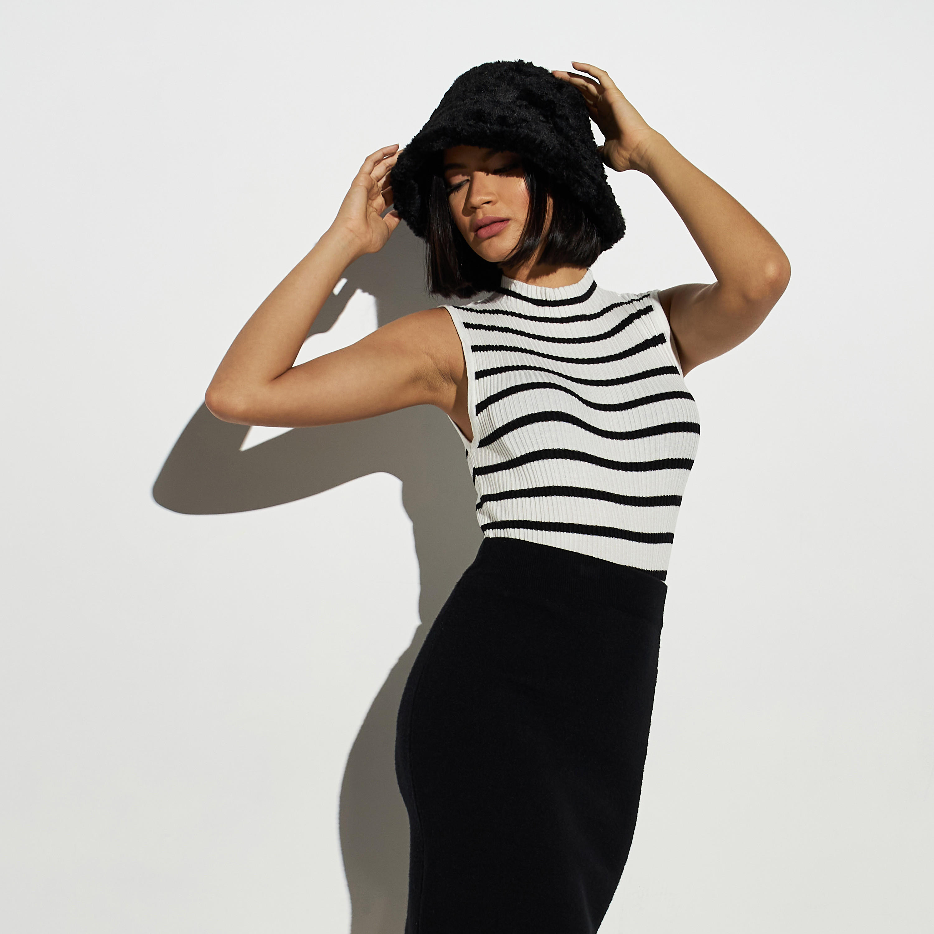 بلوزة مقلّمة دون أكمام بياقة عالية من تو إكستريمز-women-clothing-shirtsandblouses-blouses-image-1