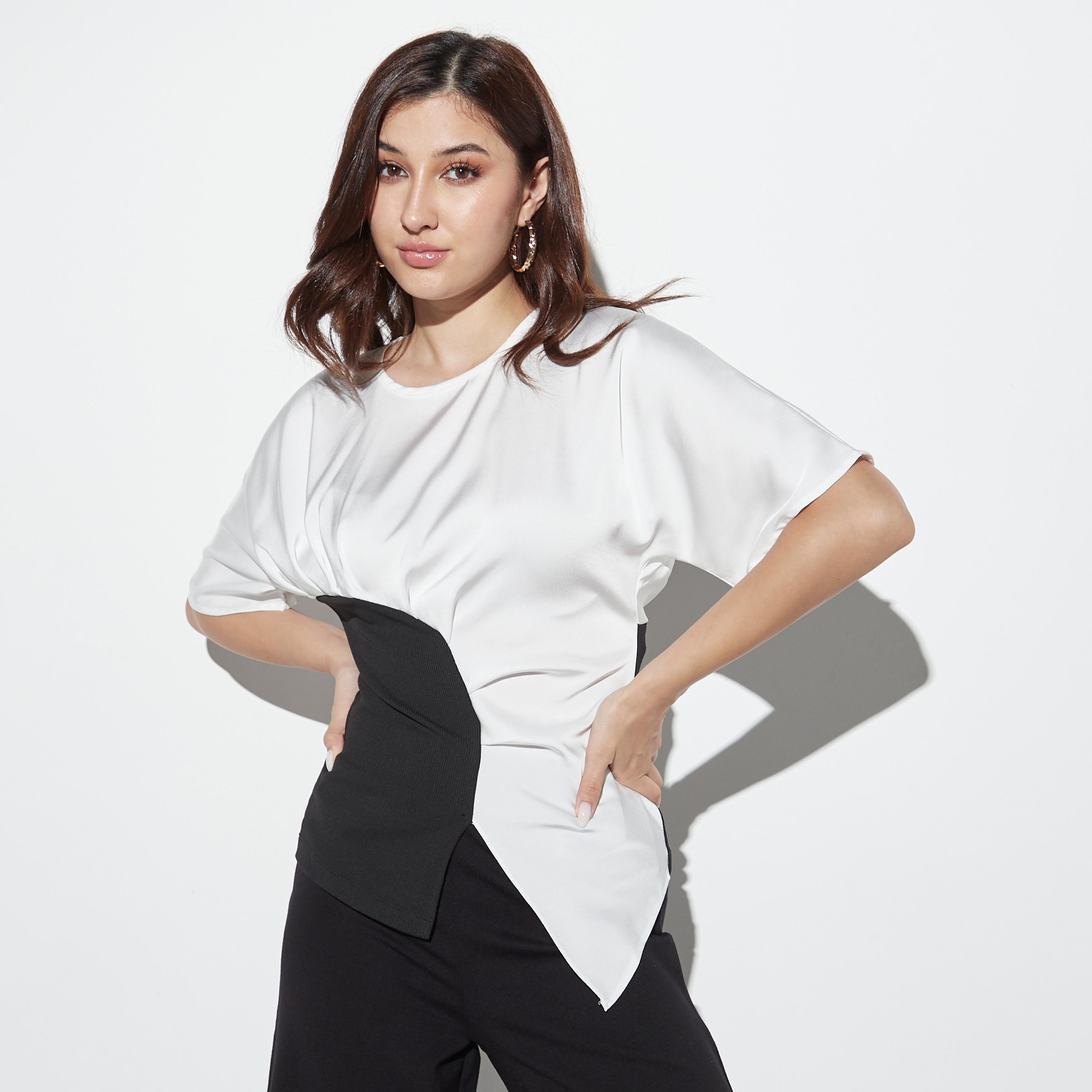 بلوزة بتصاميم مغايرة وكسرات وأكمام بأكتاف منسدلة من تو إكستريمز-women-clothing-shirtsandblouses-blouses-image-1