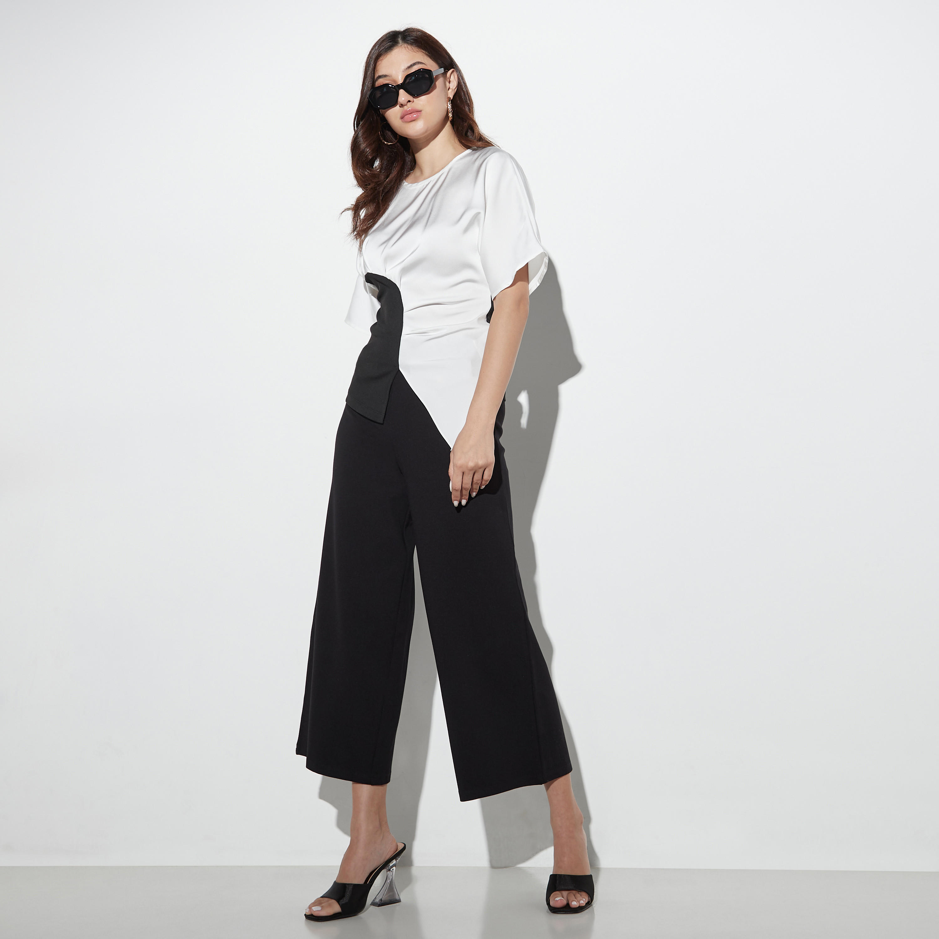بلوزة بتصاميم مغايرة وكسرات وأكمام بأكتاف منسدلة من تو إكستريمز-women-clothing-shirtsandblouses-blouses-image-2