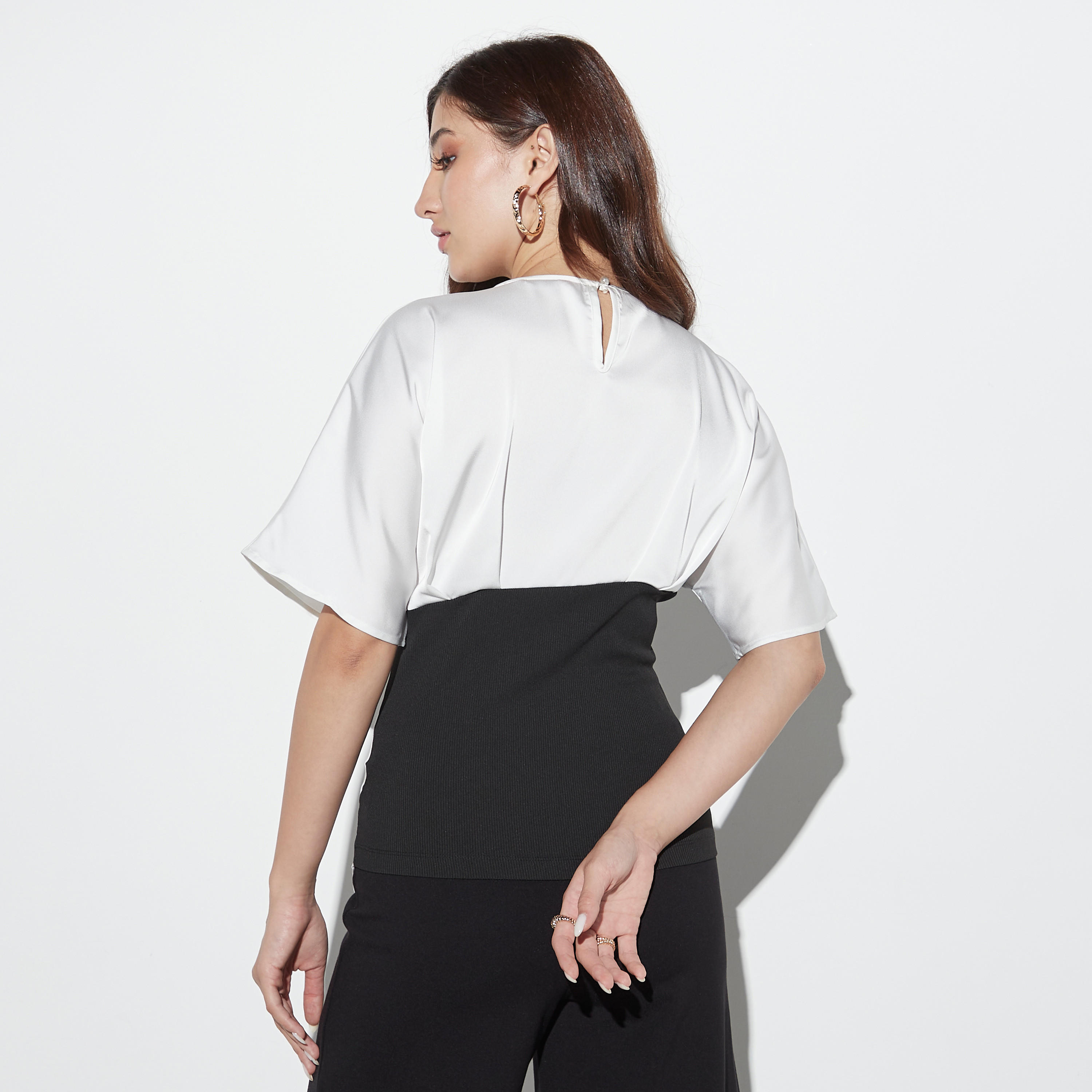 بلوزة بتصاميم مغايرة وكسرات وأكمام بأكتاف منسدلة من تو إكستريمز-women-clothing-shirtsandblouses-blouses-image-3