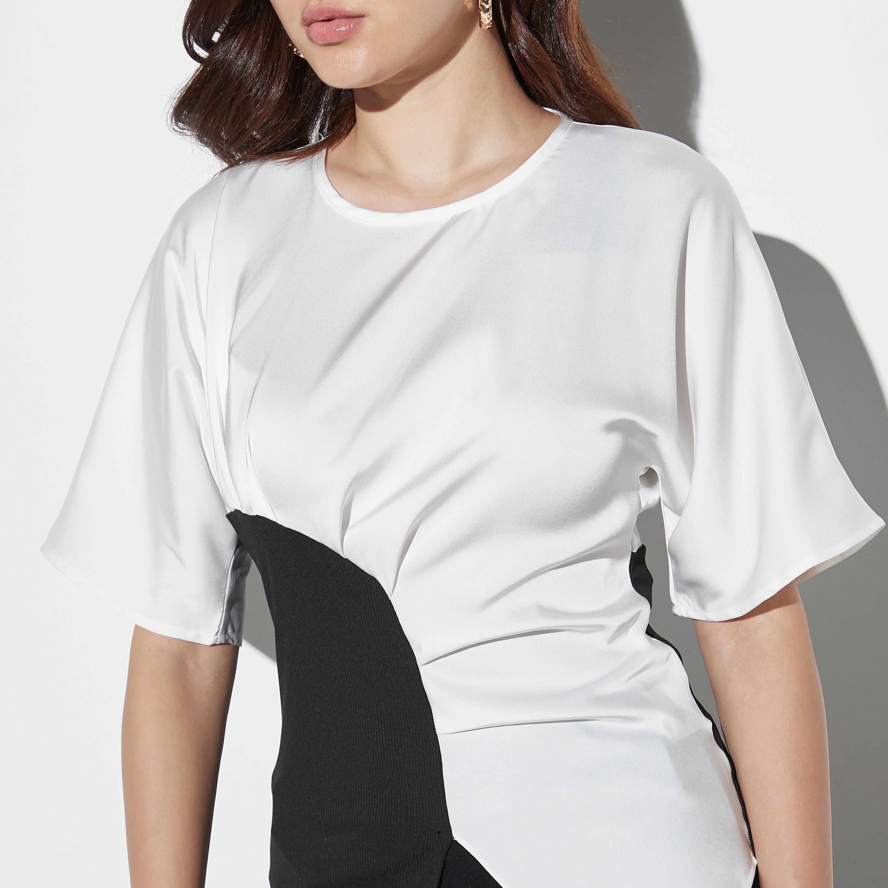 بلوزة بتصاميم مغايرة وكسرات وأكمام بأكتاف منسدلة من تو إكستريمز-women-clothing-shirtsandblouses-blouses-image-4