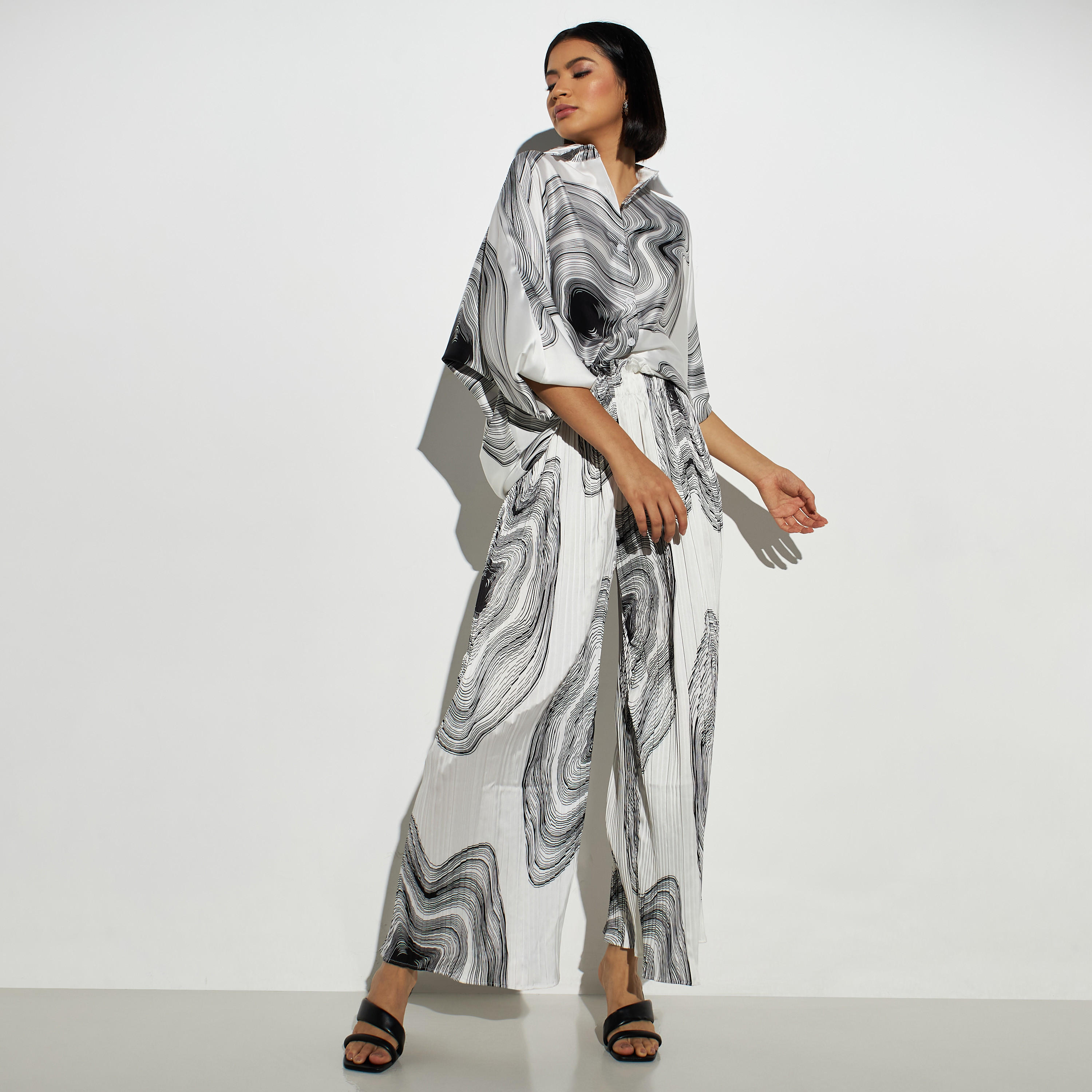قميص فضفاض بأكمام طويلة وطبعات من تو إكستريمز-women-clothing-shirtsandblouses-shirts-image-2