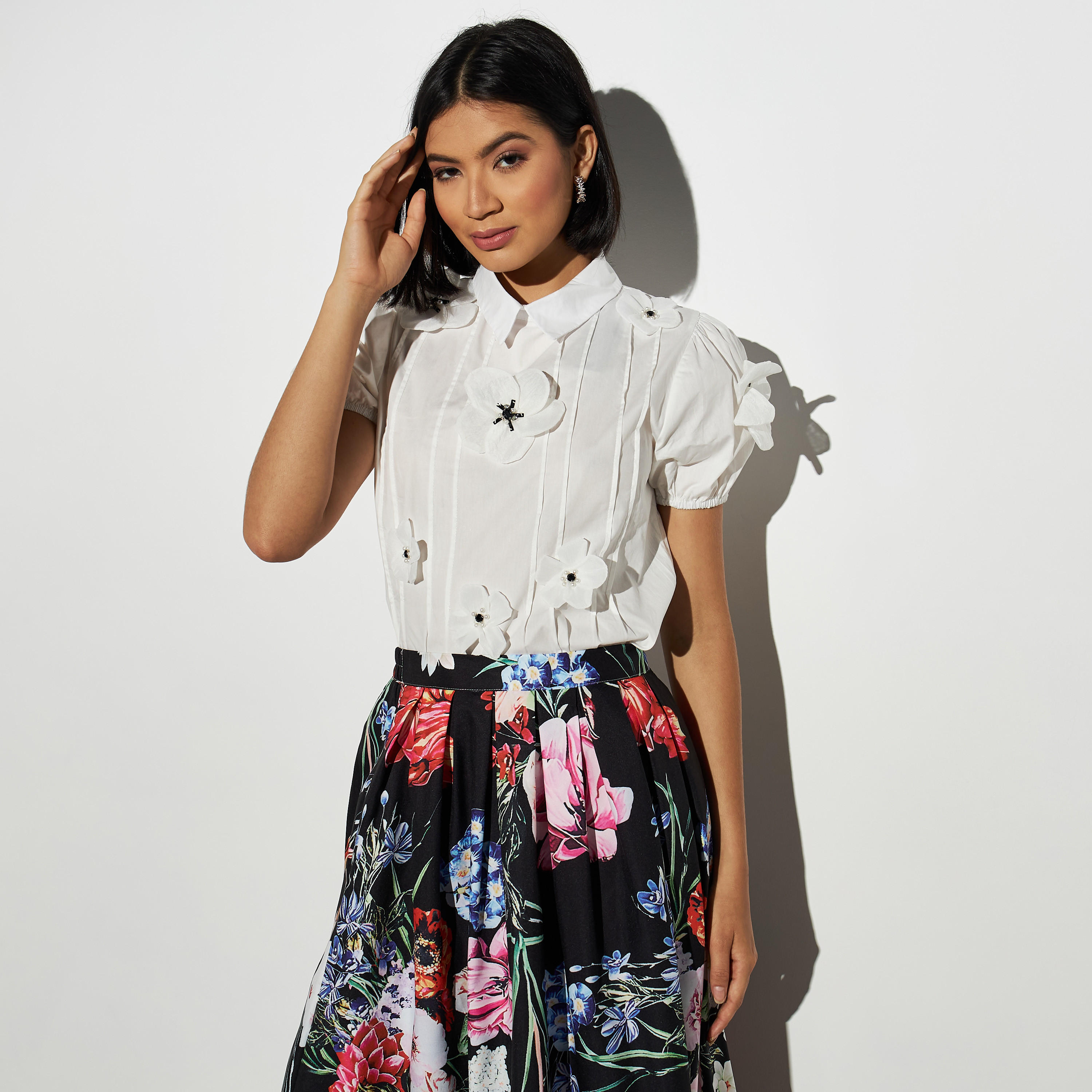 بلوزة بياقة وأكمام منفوخة وتزيينات زهرية من توإكستريمز-women-clothing-shirtsandblouses-blouses-image-1