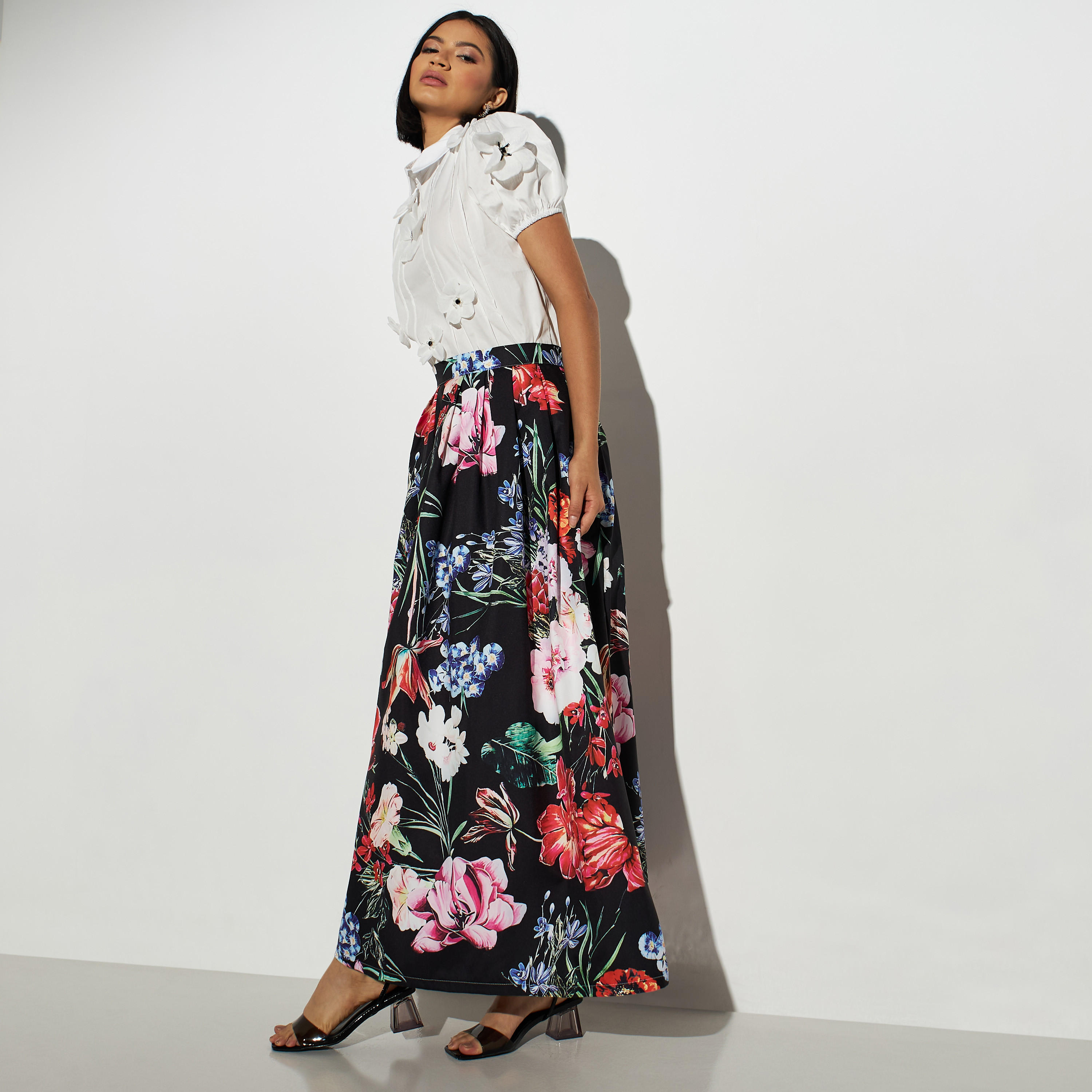 بلوزة بياقة وأكمام منفوخة وتزيينات زهرية من توإكستريمز-women-clothing-shirtsandblouses-blouses-image-2