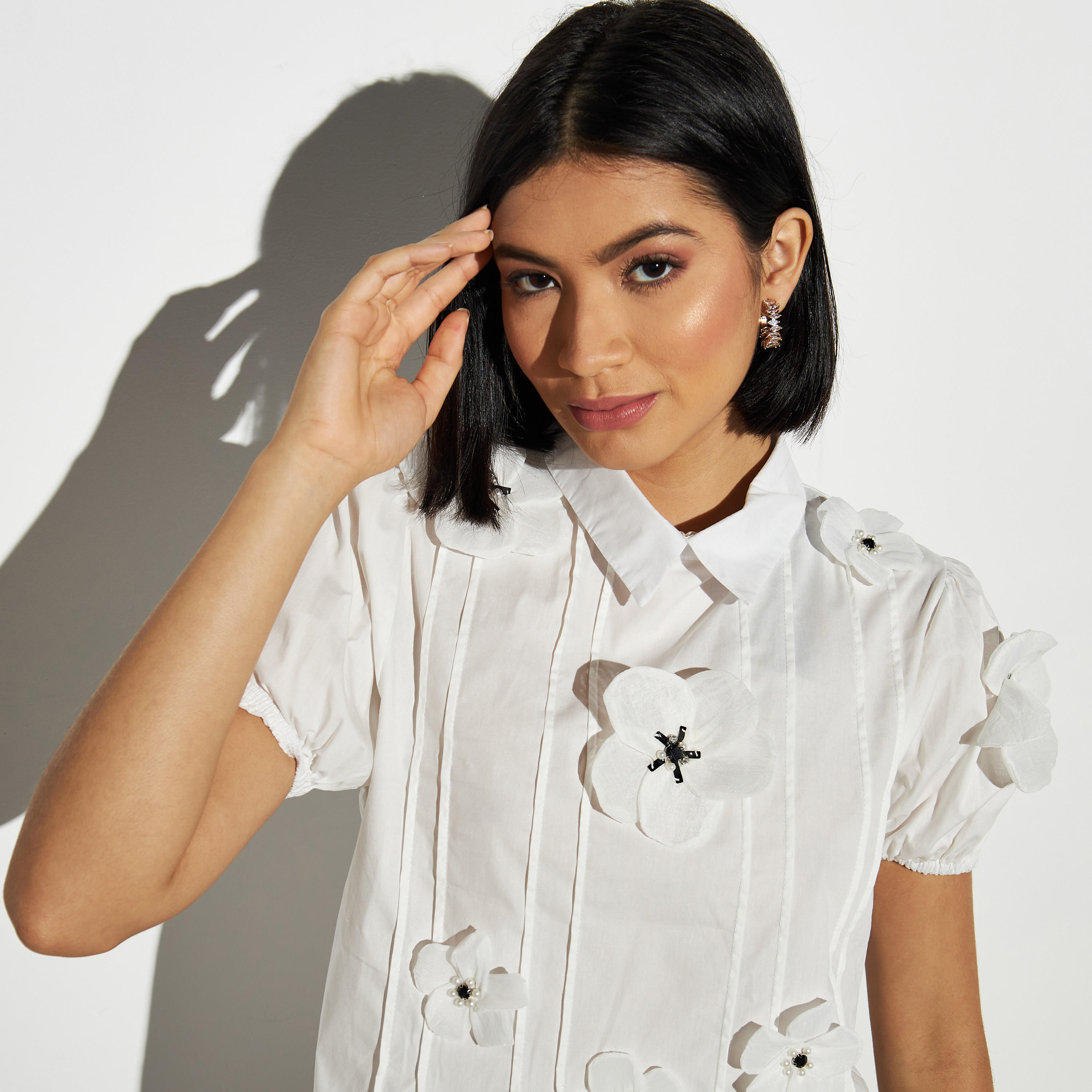 بلوزة بياقة وأكمام منفوخة وتزيينات زهرية من توإكستريمز-women-clothing-shirtsandblouses-blouses-image-4