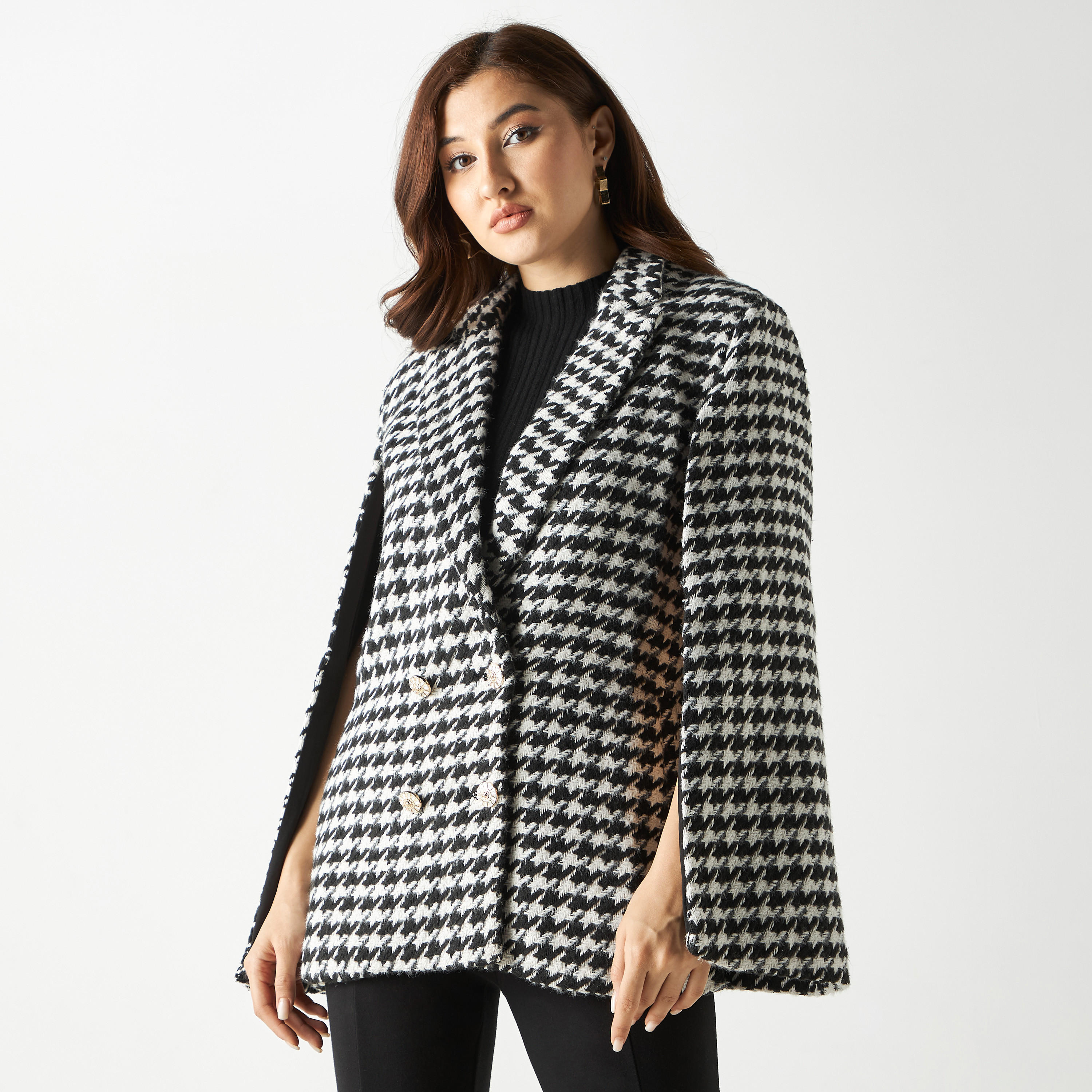 جاكيت بليزر بياقة مطوية وطبعات أبيض وأسود وجيوب من تو إكستريمز-women-clothing-coatsandjackets-blazers-image-1
