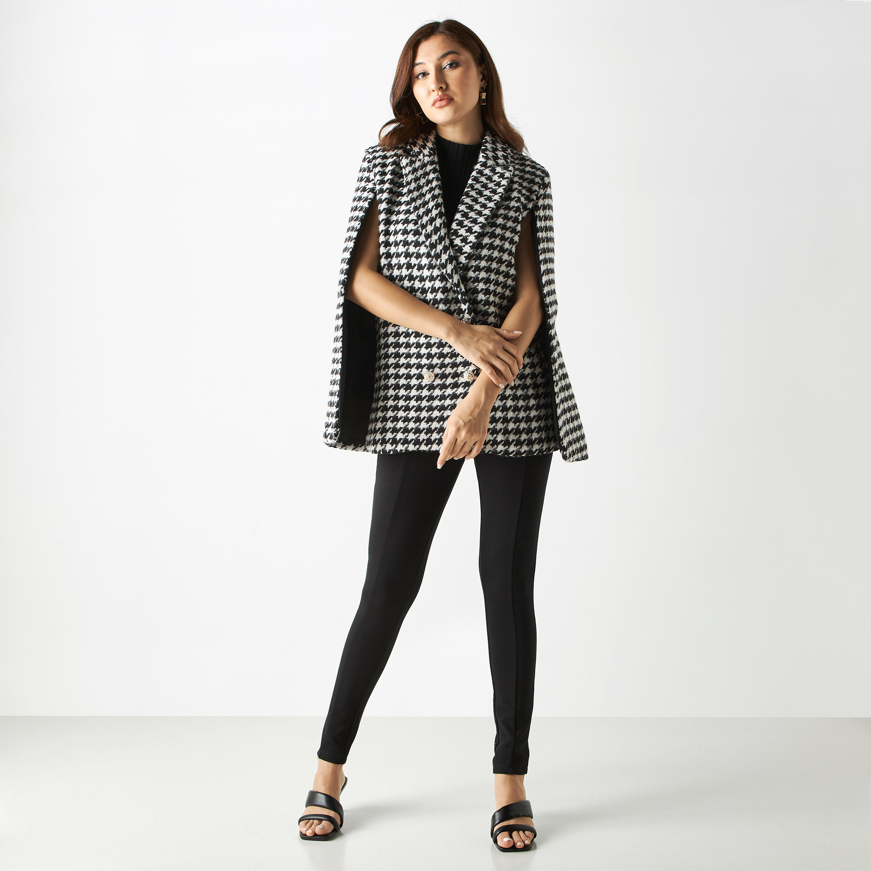 جاكيت بليزر بياقة مطوية وطبعات أبيض وأسود وجيوب من تو إكستريمز-women-clothing-coatsandjackets-blazers-image-2
