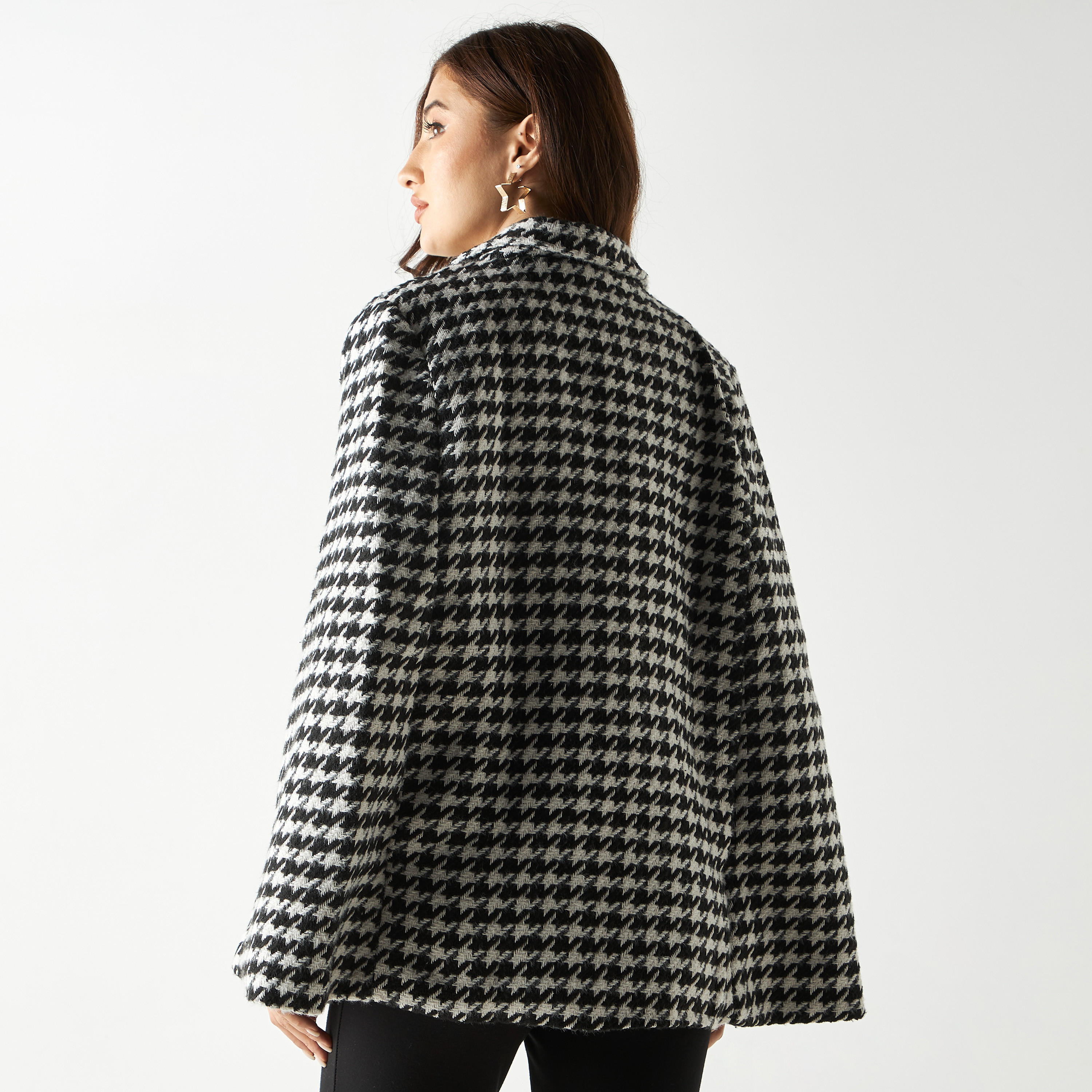 جاكيت بليزر بياقة مطوية وطبعات أبيض وأسود وجيوب من تو إكستريمز-women-clothing-coatsandjackets-blazers-image-3