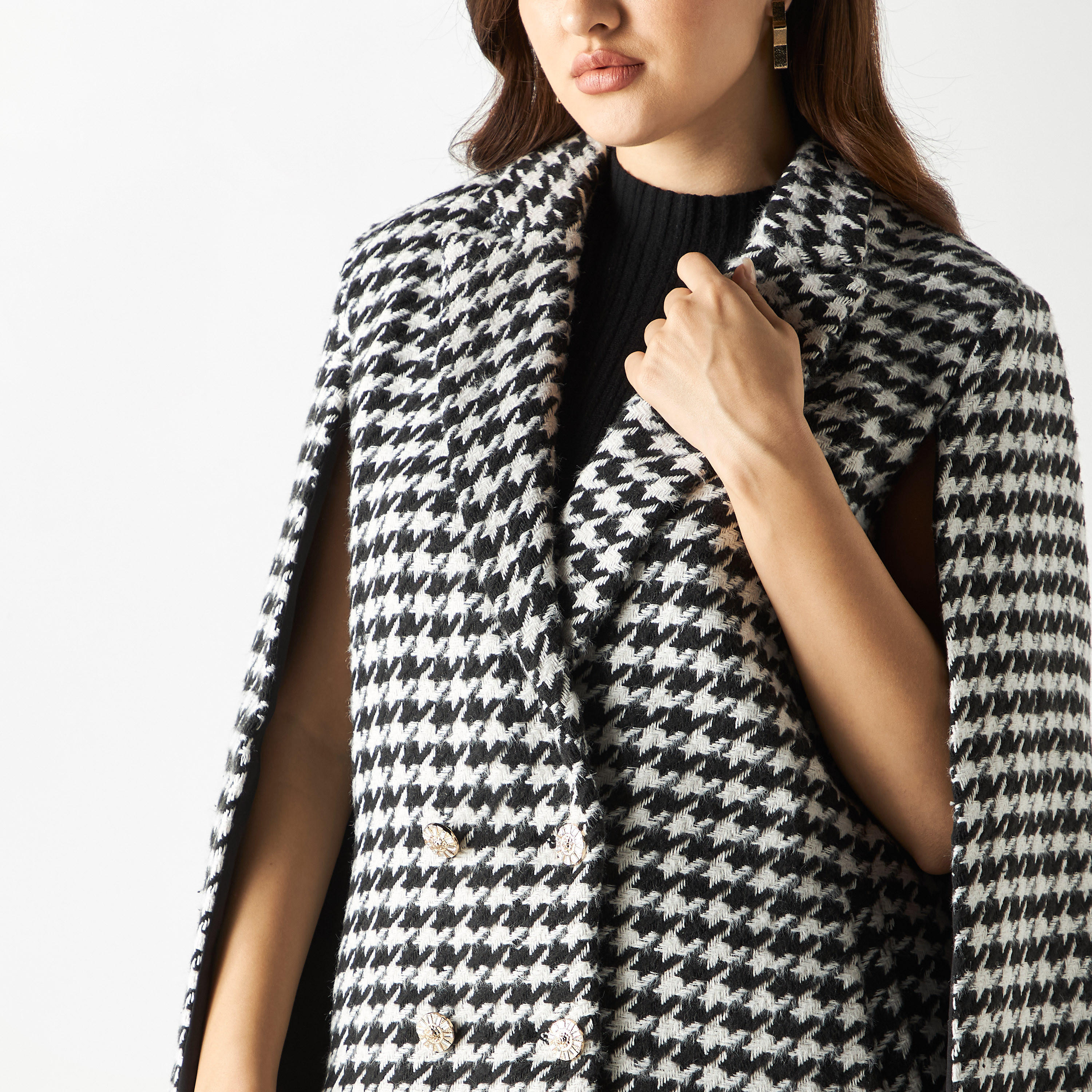 جاكيت بليزر بياقة مطوية وطبعات أبيض وأسود وجيوب من تو إكستريمز-women-clothing-coatsandjackets-blazers-image-4