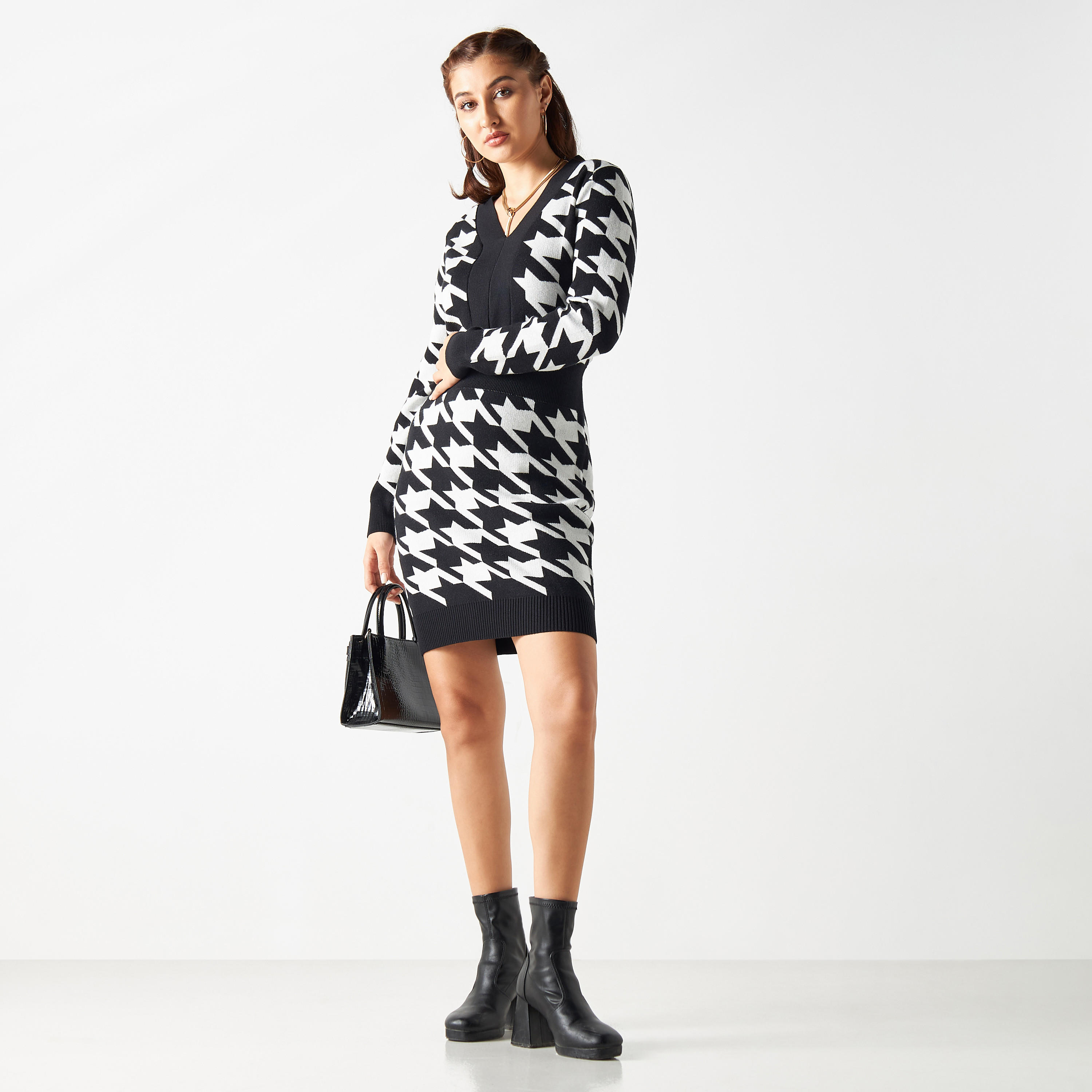 فستان بقصة ضيّقة وياقة v وأكمام طويلة وطبعات أبيض وأسود من تو إكستريمز-women-clothing-dresses-image-2