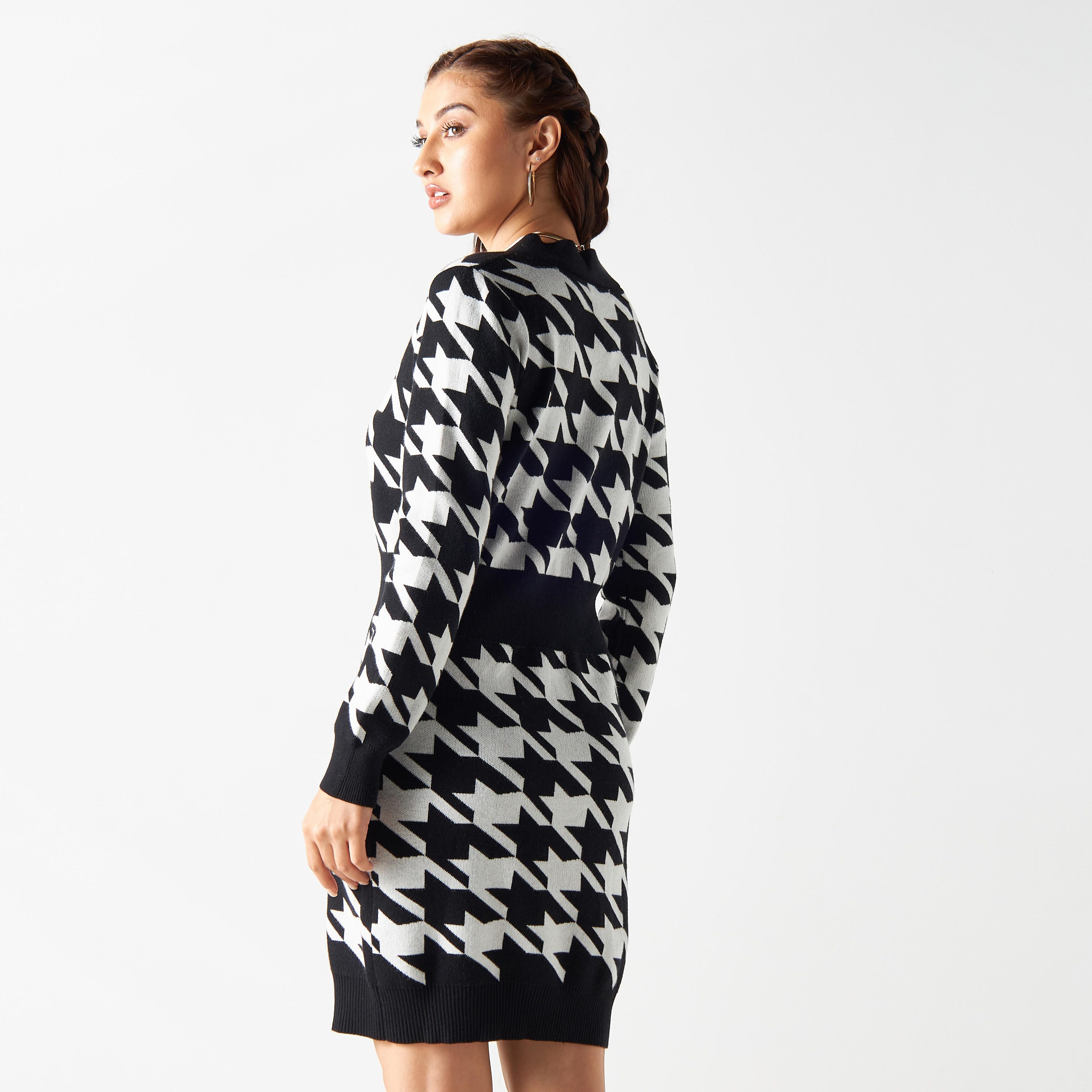 فستان بقصة ضيّقة وياقة v وأكمام طويلة وطبعات أبيض وأسود من تو إكستريمز-women-clothing-dresses-image-3