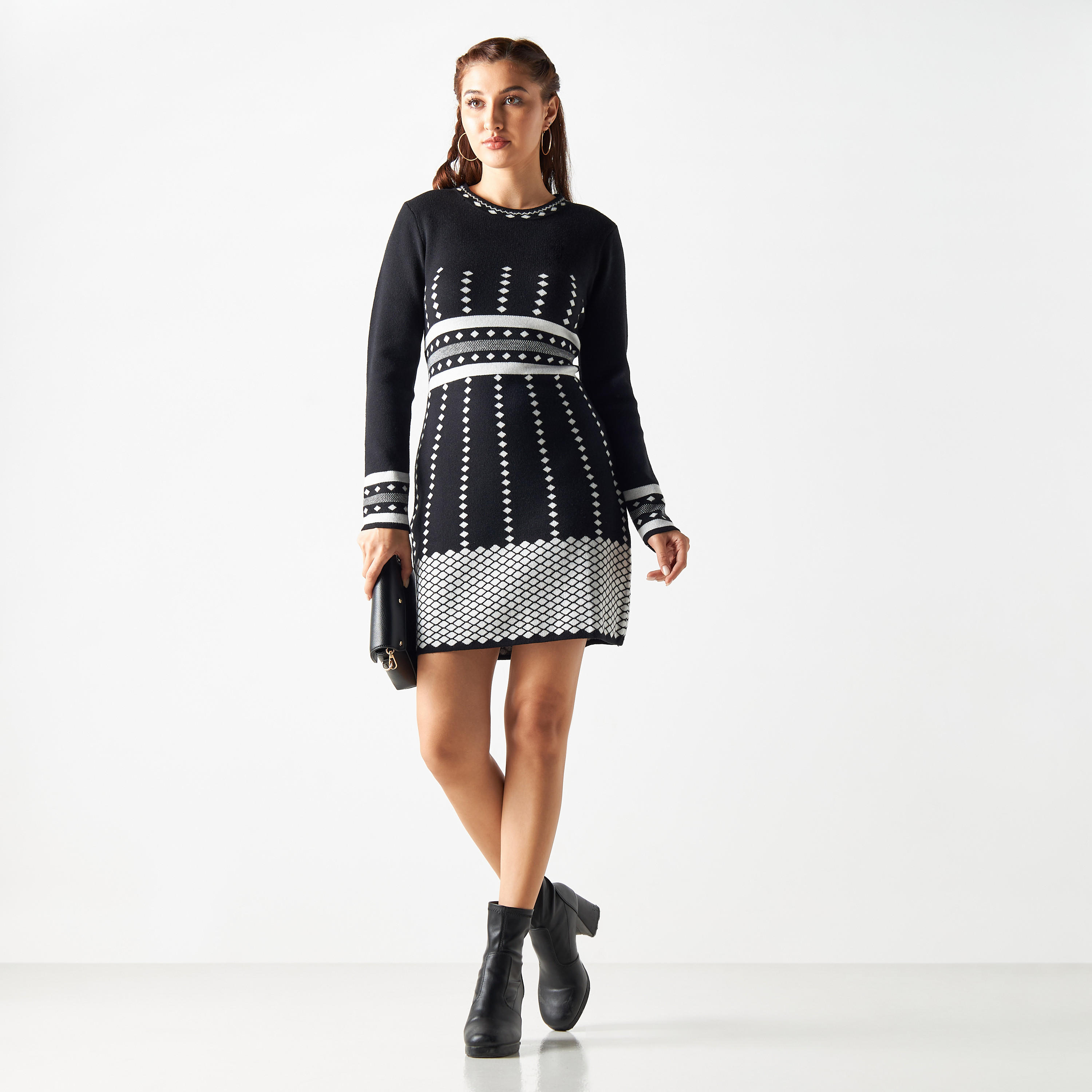 فستان بقصّة ضيّقة وياقة ضيّقة وأكمام طويلة وطبعات من تو إكستريمز-women-clothing-dresses-image-2