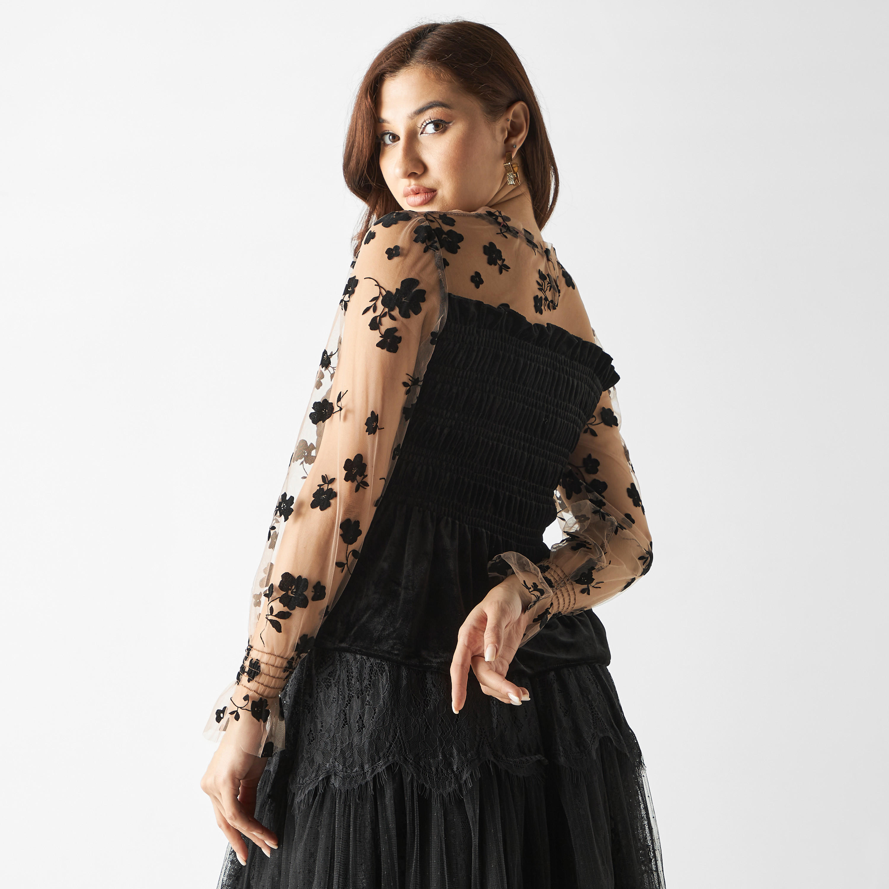 بلوزة كشكش بياقة مستديرة وأكمام طويلة من تو إكستريمز-women-clothing-shirtsandblouses-blouses-image-3