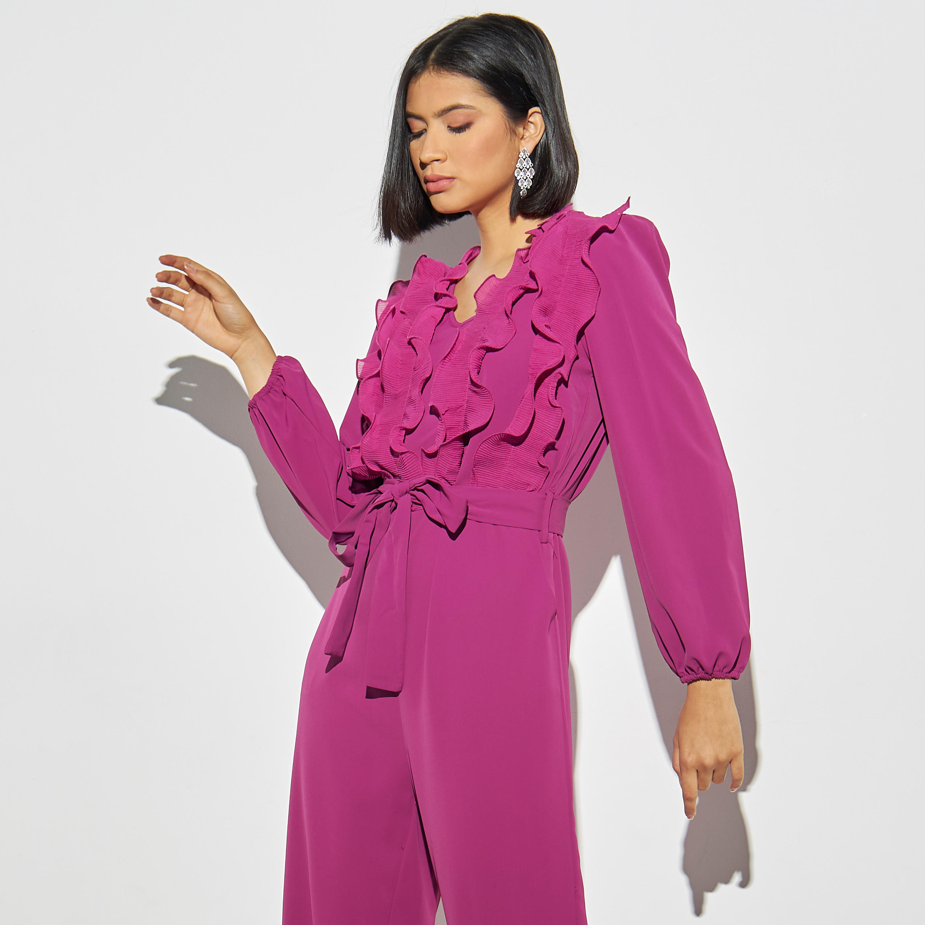 أفرول بياقة V وتفاصيل كشكش وحزام ربط من تو إكستريمز-women-clothing-jumpsuits-image-2