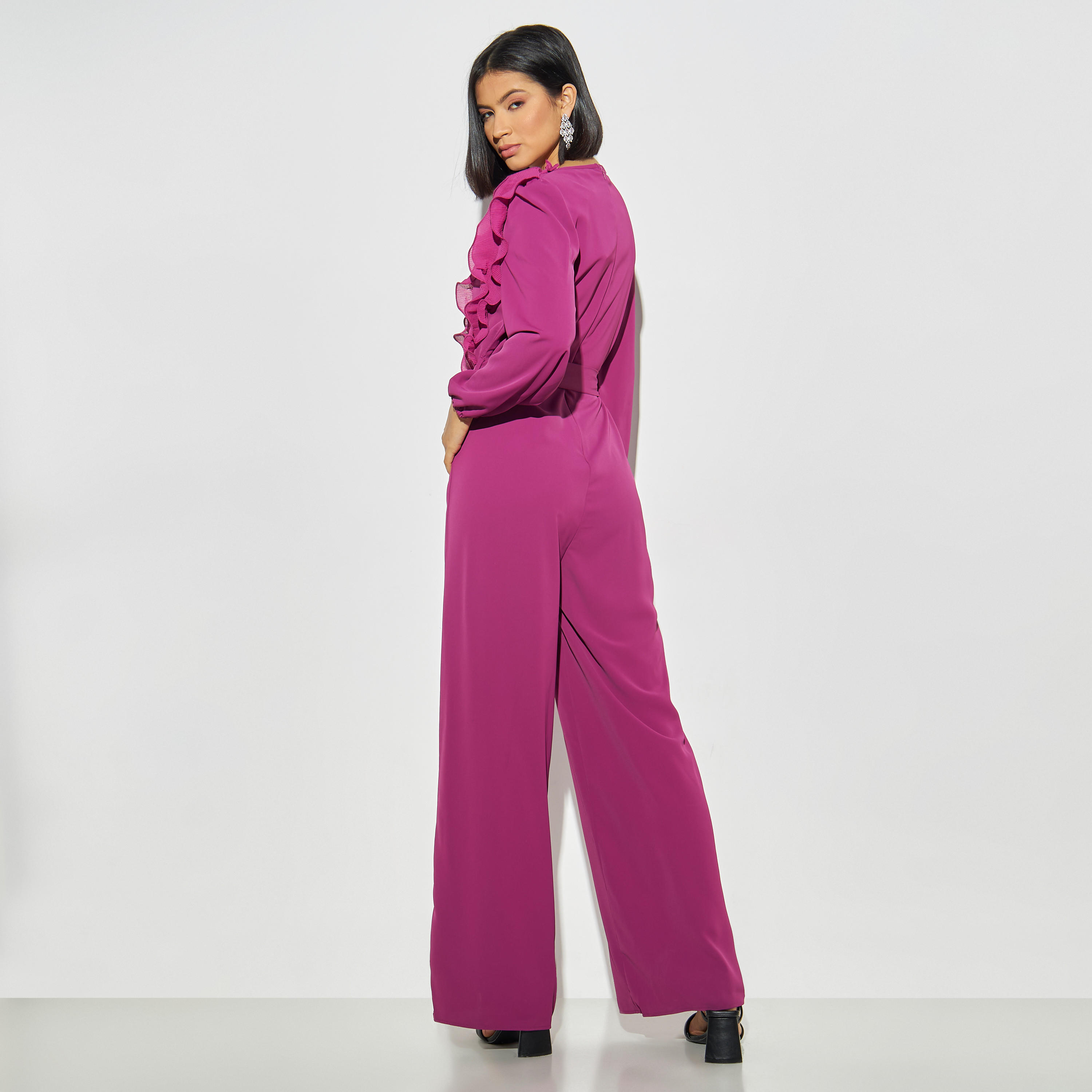 أفرول بياقة V وتفاصيل كشكش وحزام ربط من تو إكستريمز-women-clothing-jumpsuits-image-3