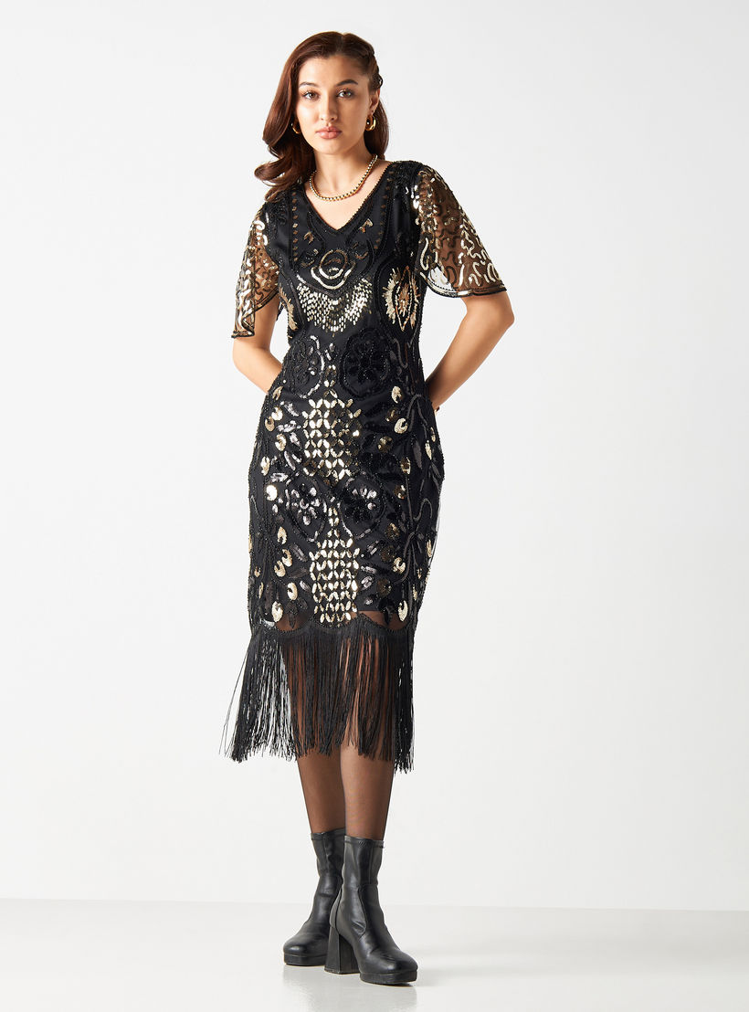 فستان بقصة ضيّقة وتزيينات ترتر وياقة v وشراشيب من تو إكستريمز-women-clothing-dresses-image-2