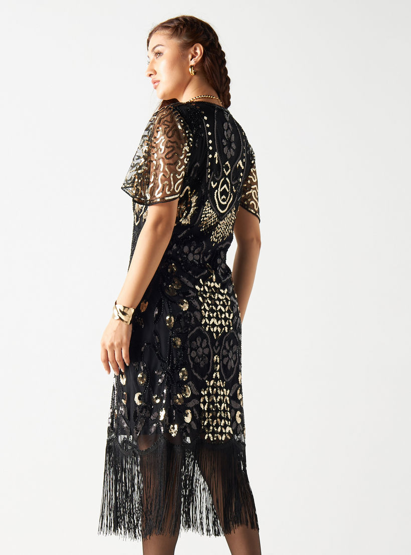 فستان بقصة ضيّقة وتزيينات ترتر وياقة v وشراشيب من تو إكستريمز-women-clothing-dresses-image-3